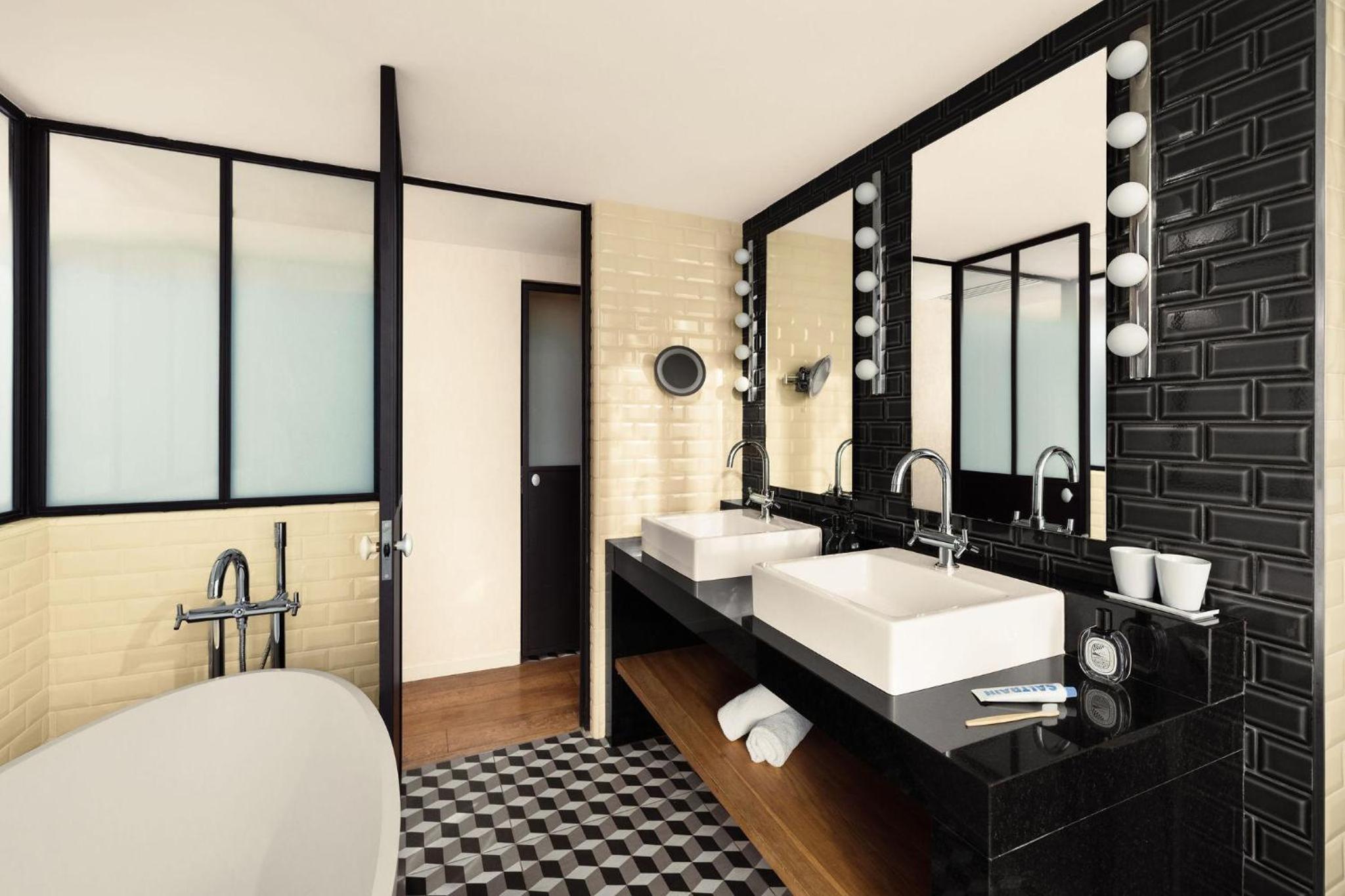Privilege Room – Eiffel Tower View & Balcony thumbnail 6