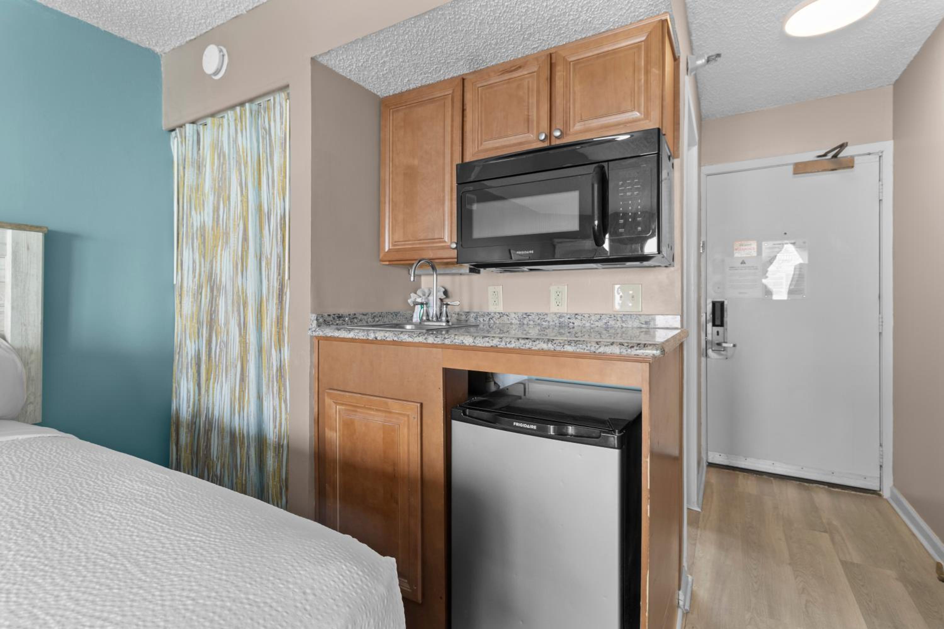 Oceanfront King Room - Photo 8