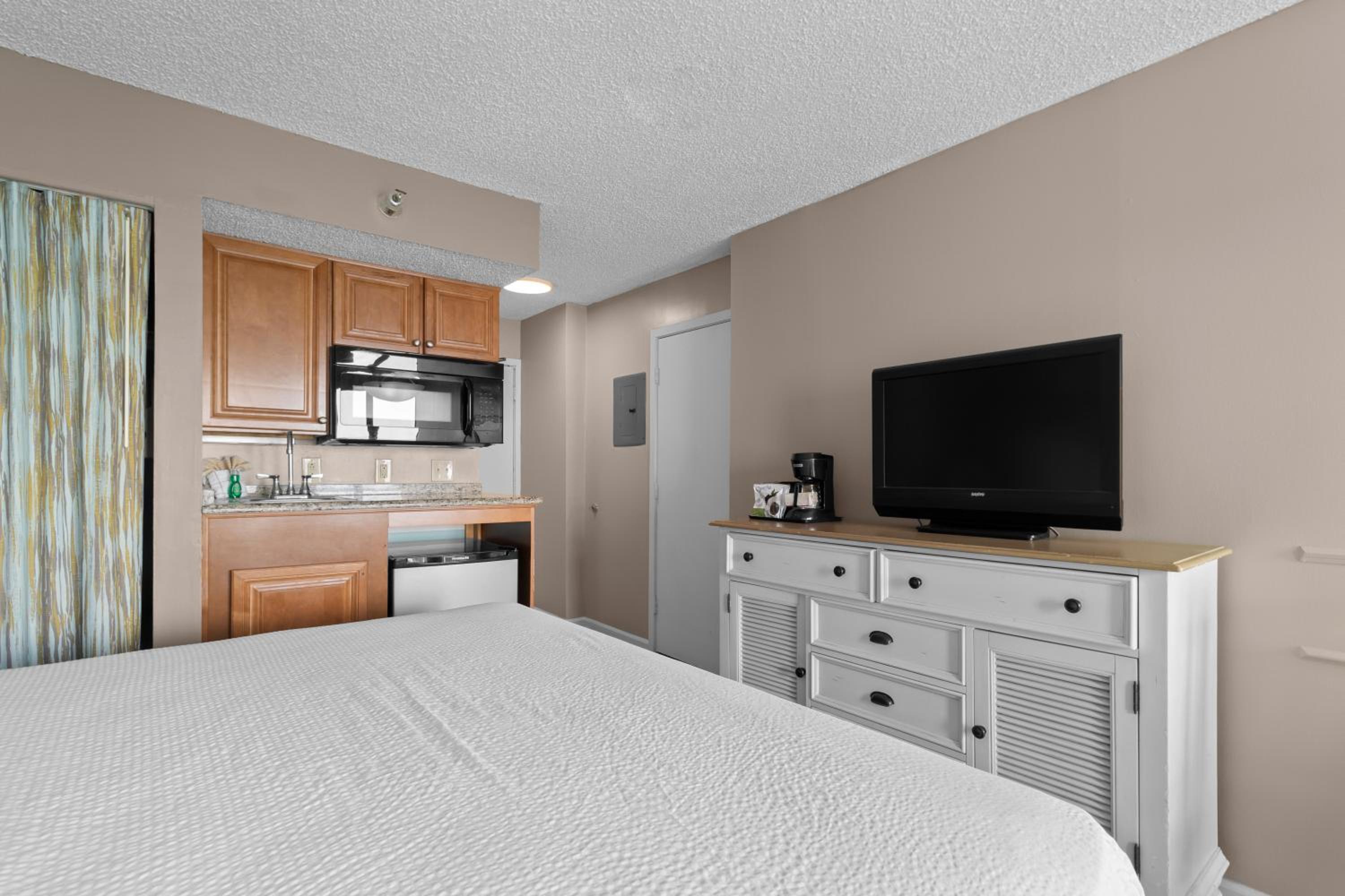 Oceanfront King Room - Photo 6