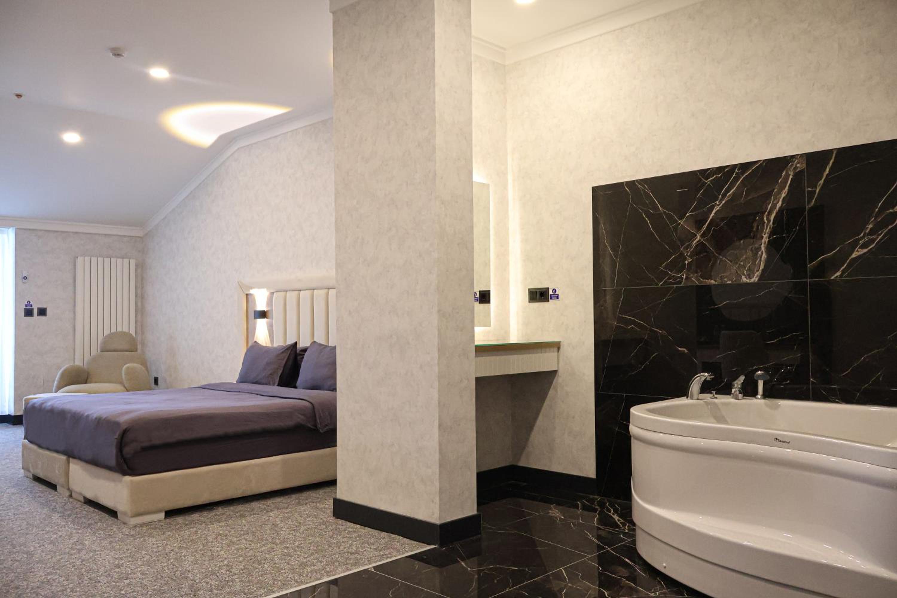 Studio with Spa Bath photo 1