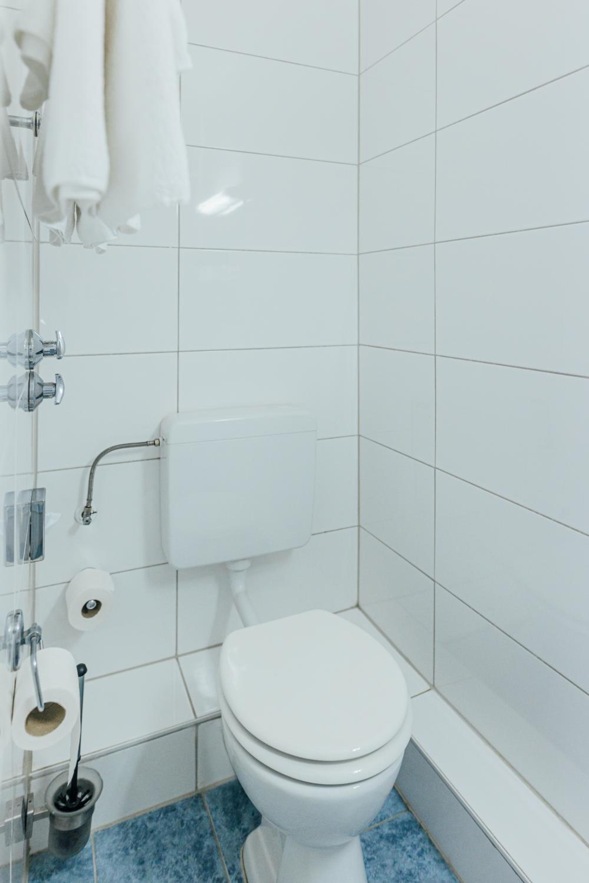 Standard Twin Room - Photo 6
