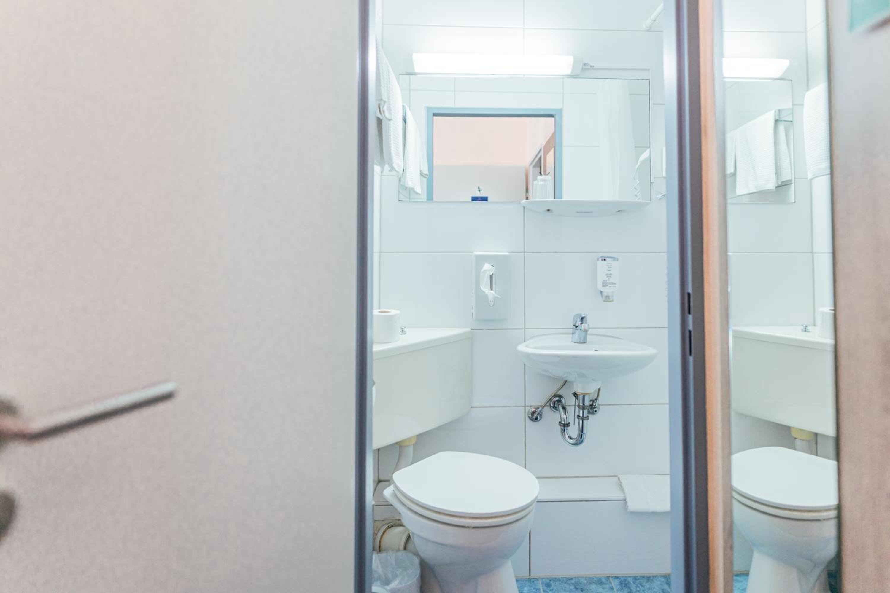 Standard Twin Room - Photo 2