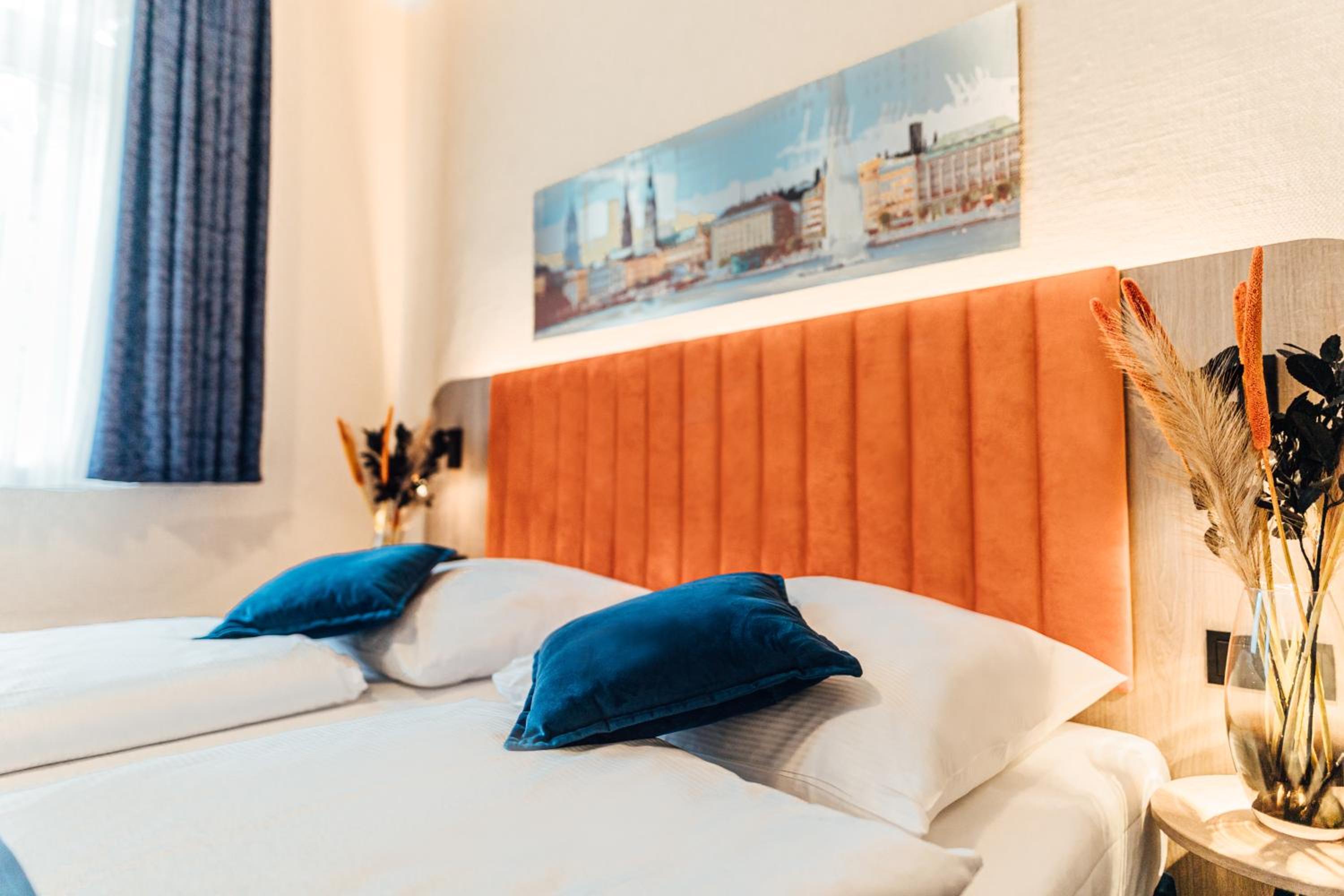 Standard Twin Room - Photo 8
