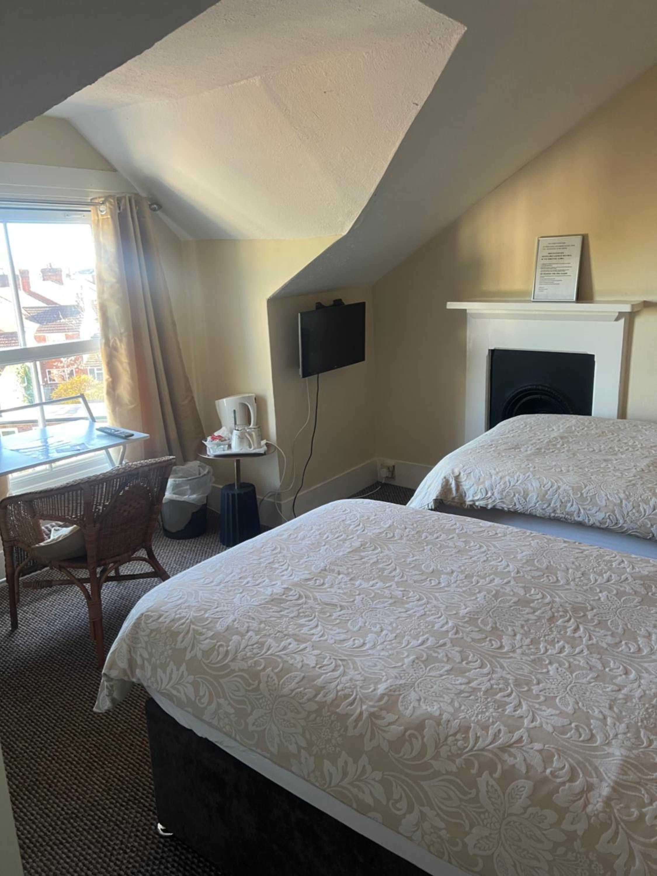 Large Twin Room photo 3