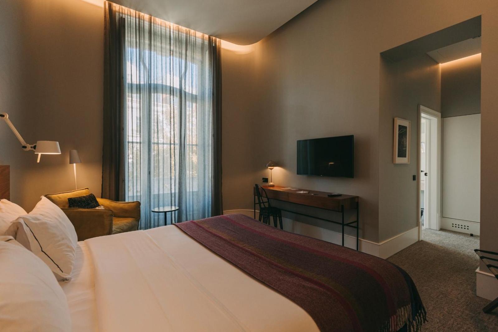 Superior Double Room thumbnail 5