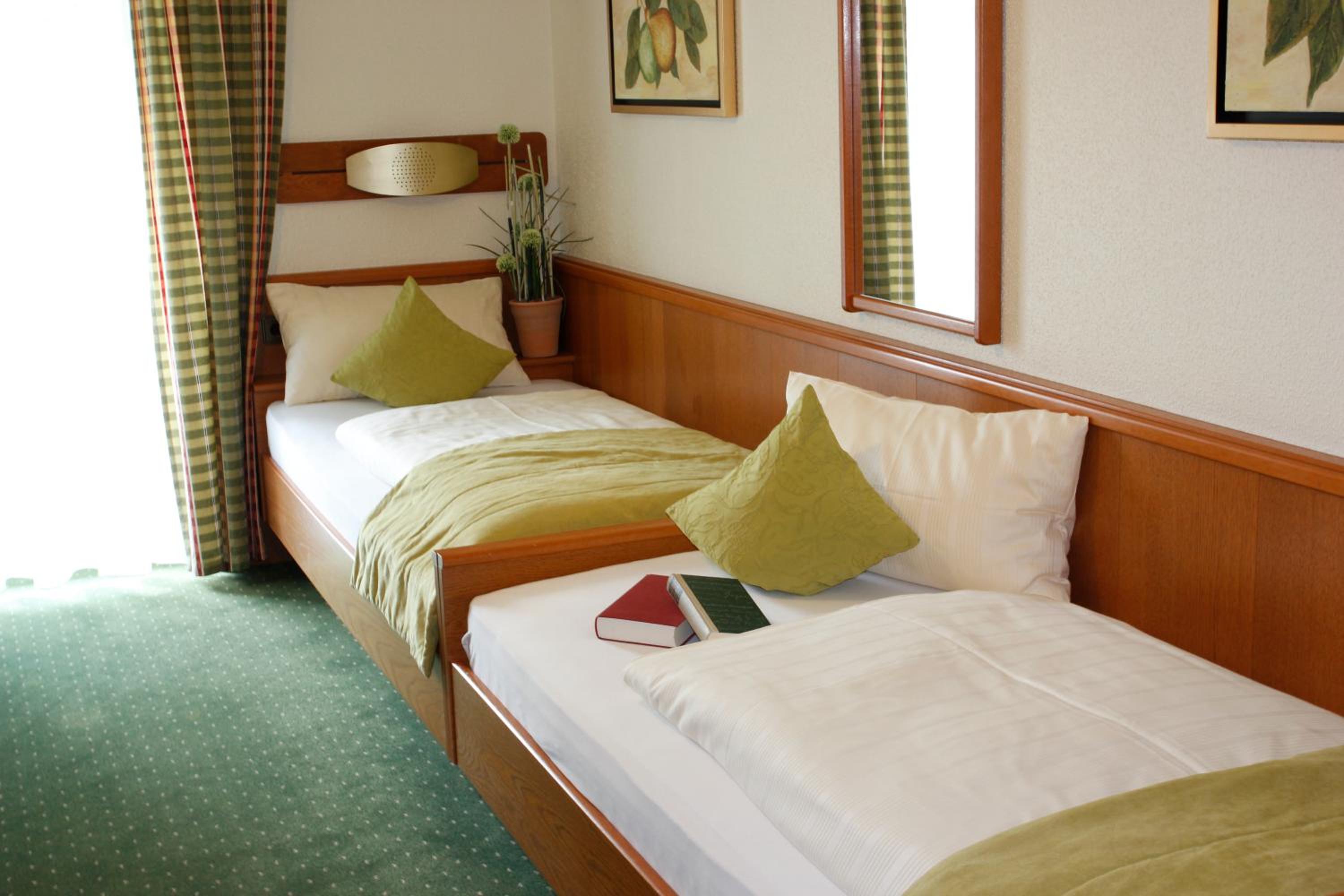 Twin Room with Balcony - Photo 2