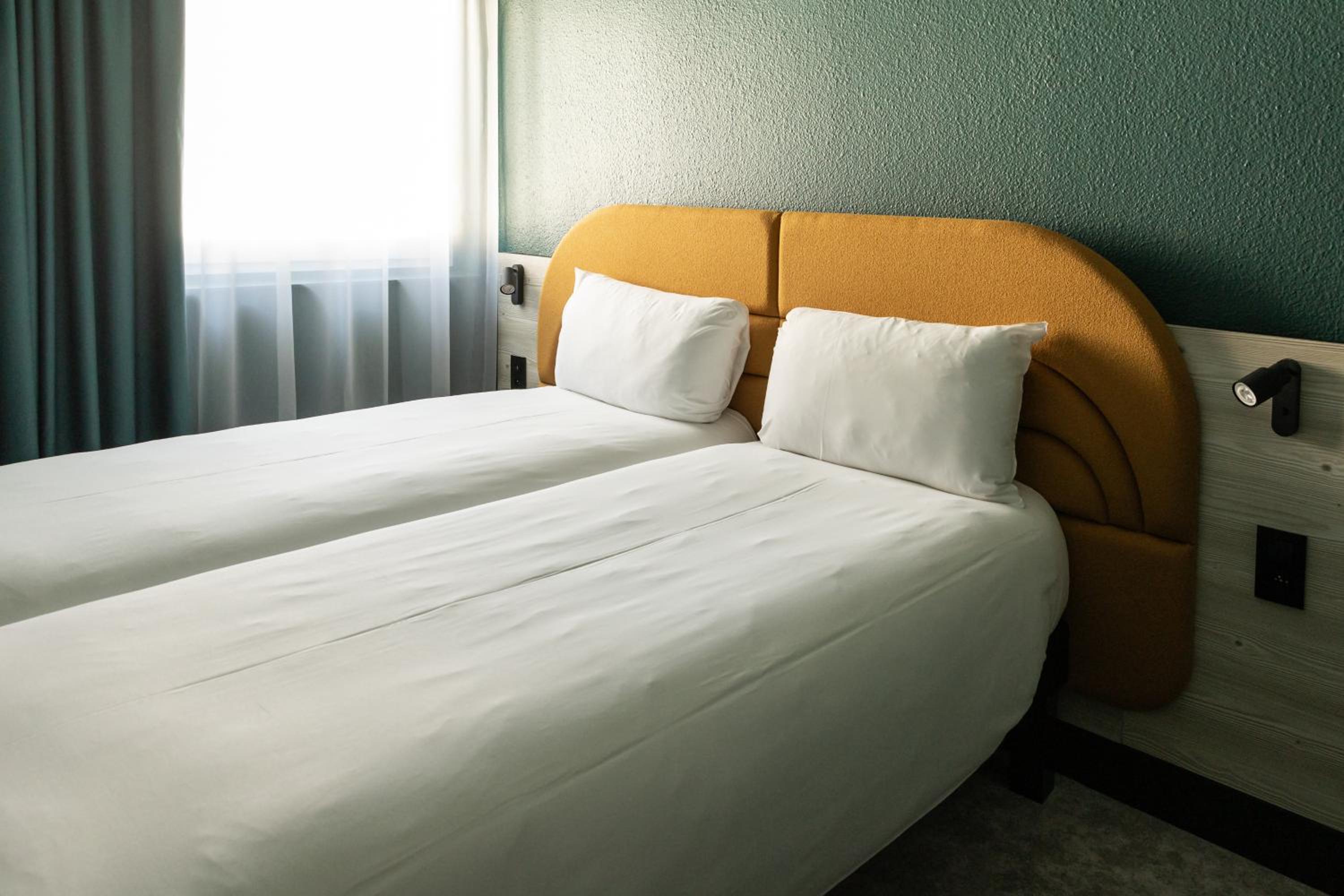 Standard Room with 2 Single Beds - Photo 12