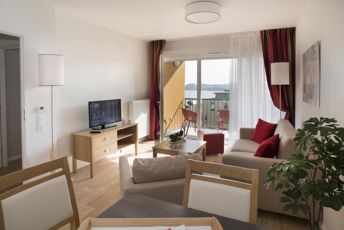 One Bedroom Apartment - Photo 2