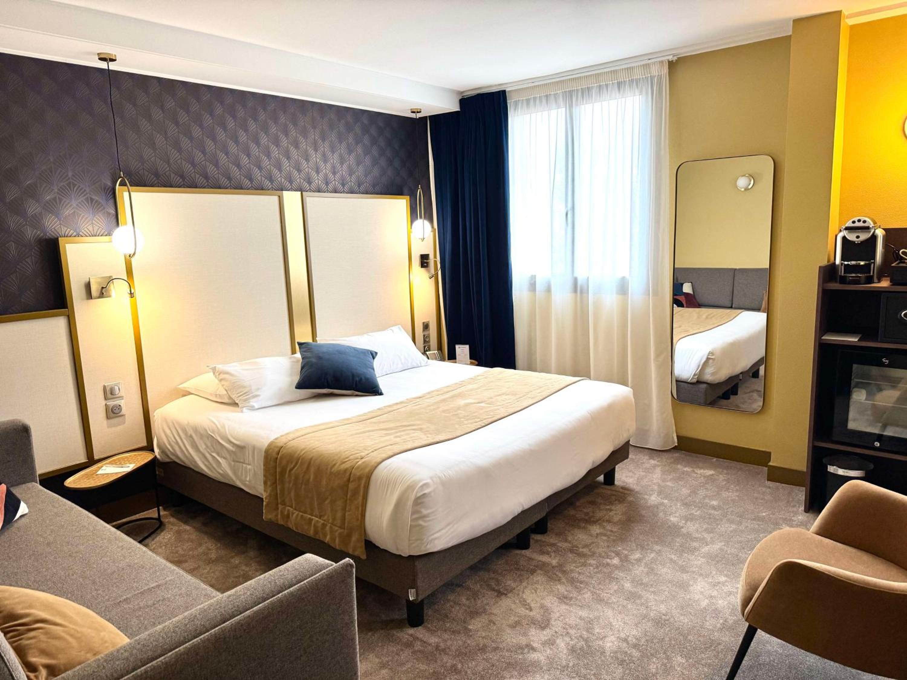 Executive Room with One King and One Single Bed - Non-Smoking photo 1