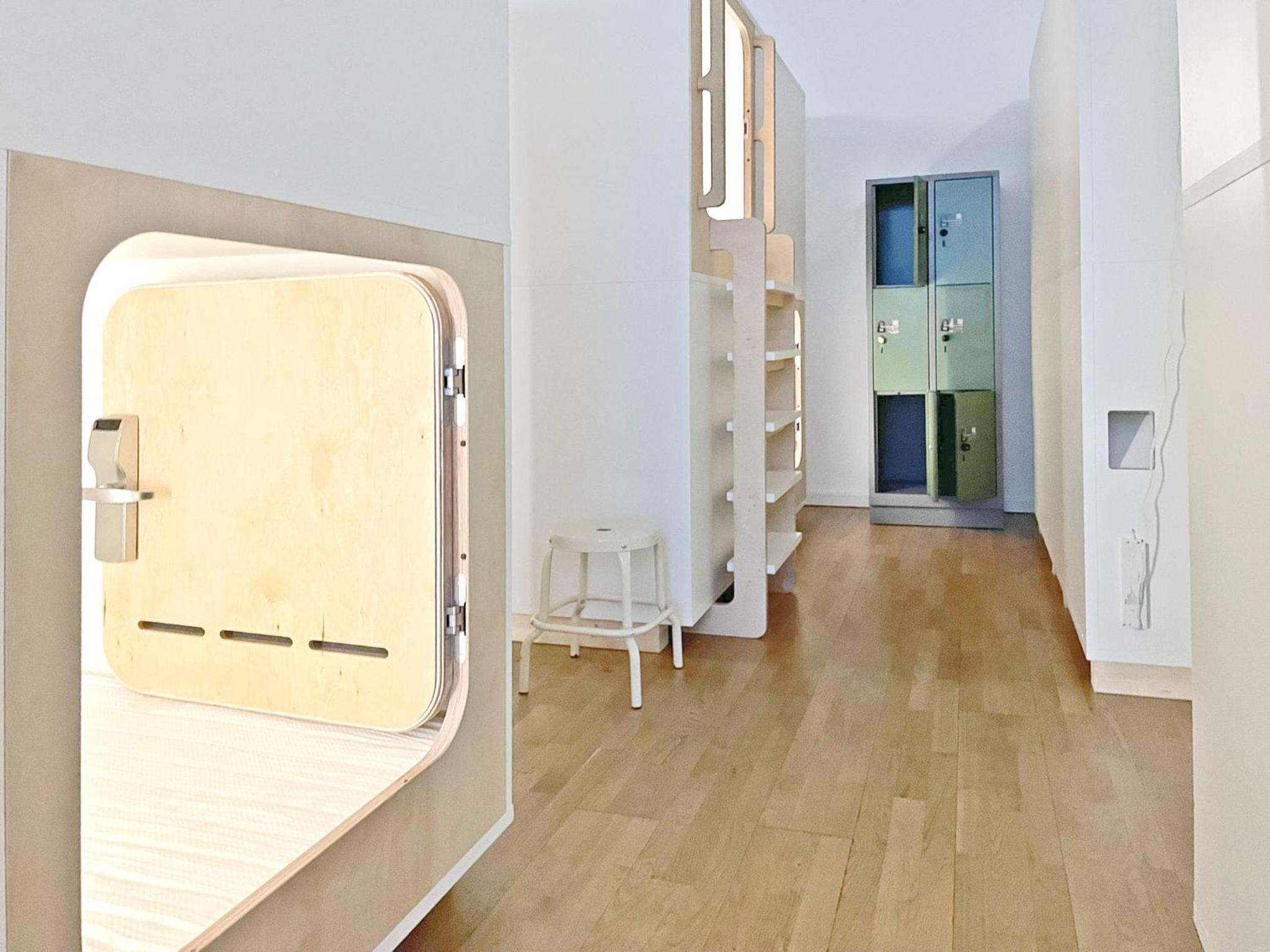 Kingsize Capsule with Shared Bathroom photo 2