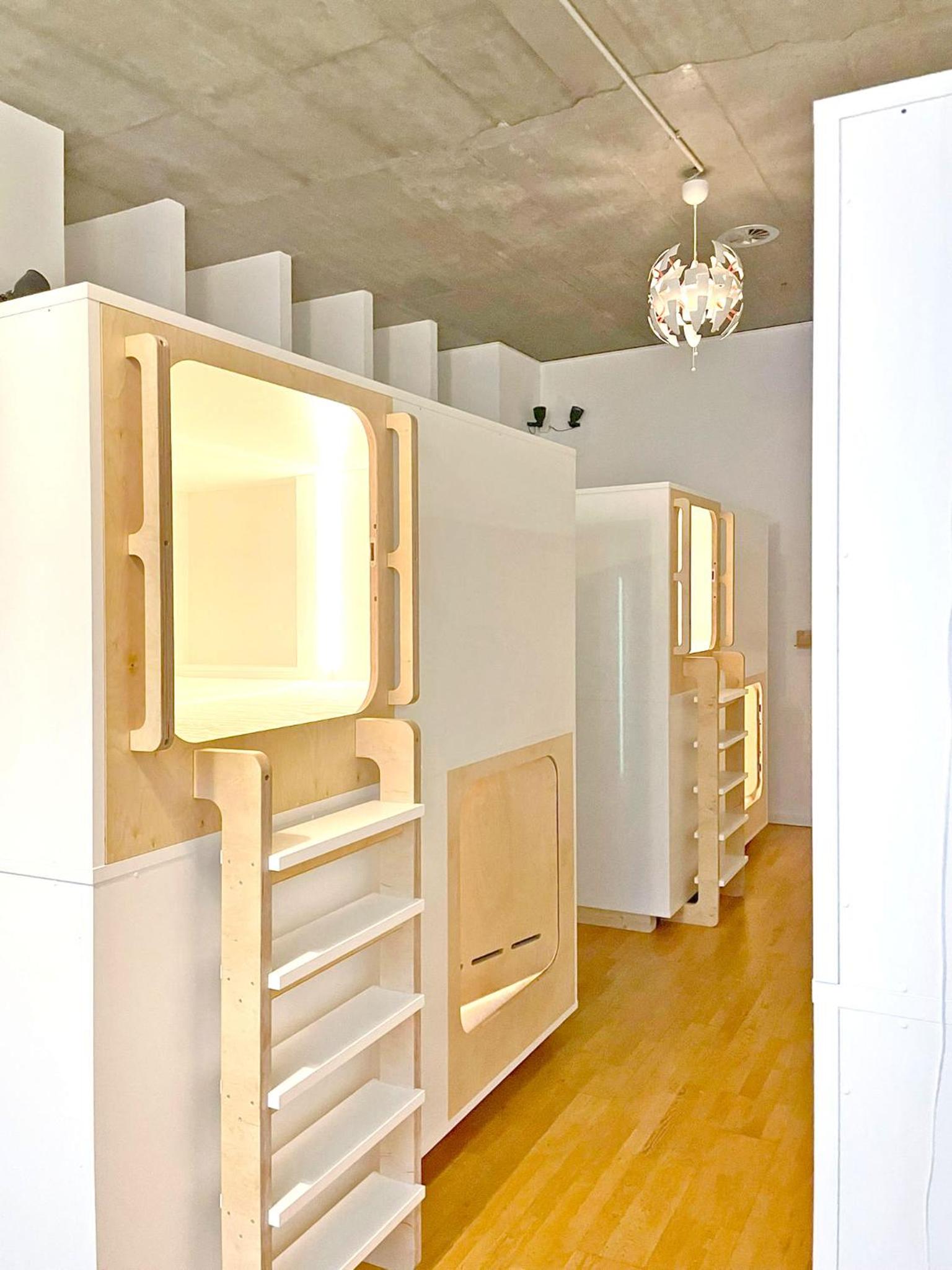 Kingsize Capsule with Shared Bathroom photo 3