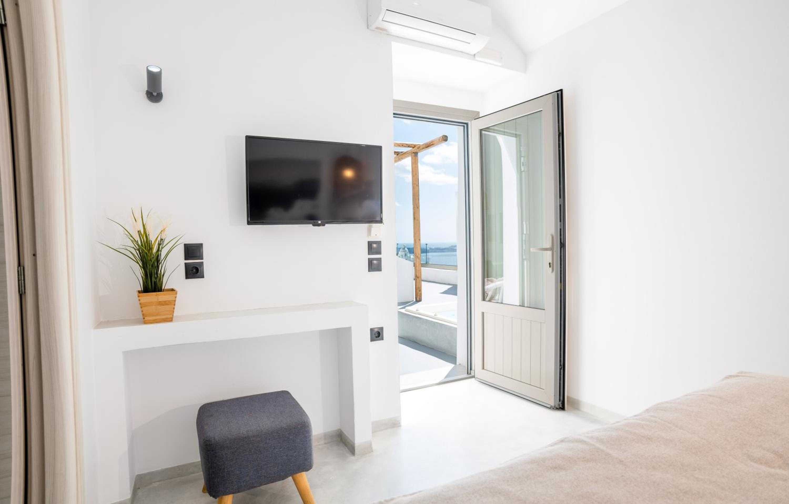 Suite with Hot Tub and Caldera View ( No window)  photo 1