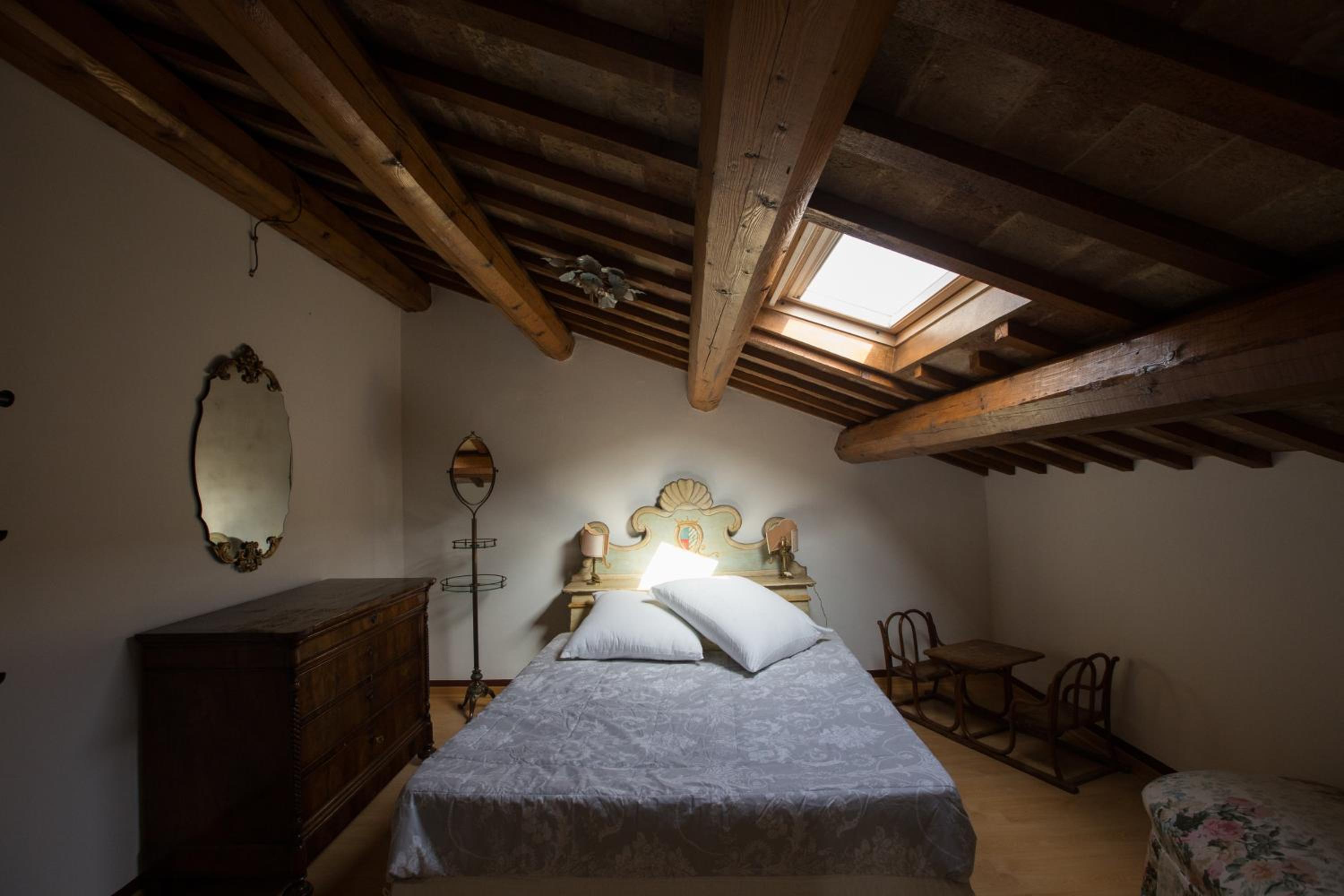 Large Double Room - Photo 3