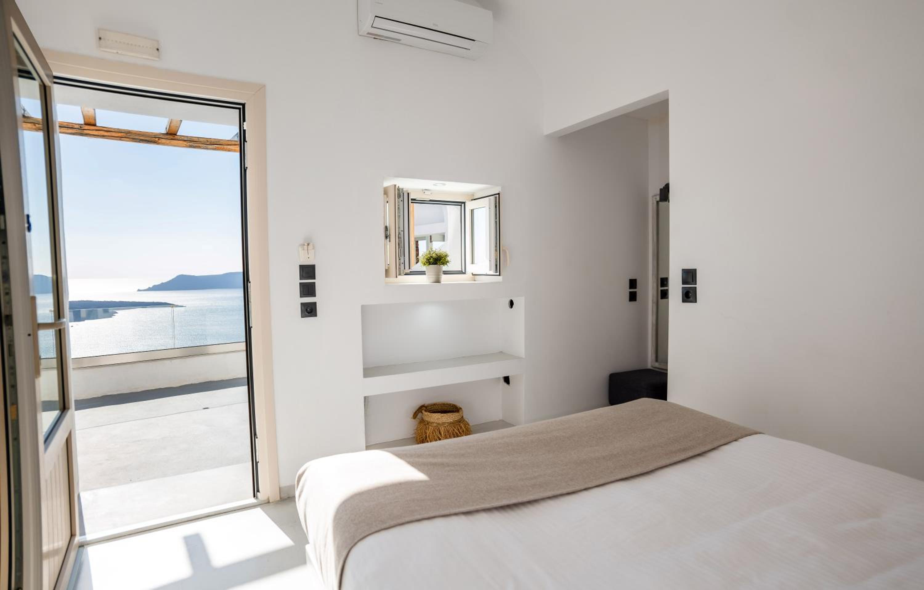 Superior Suite with Hot Tub & Caldera View photo 3