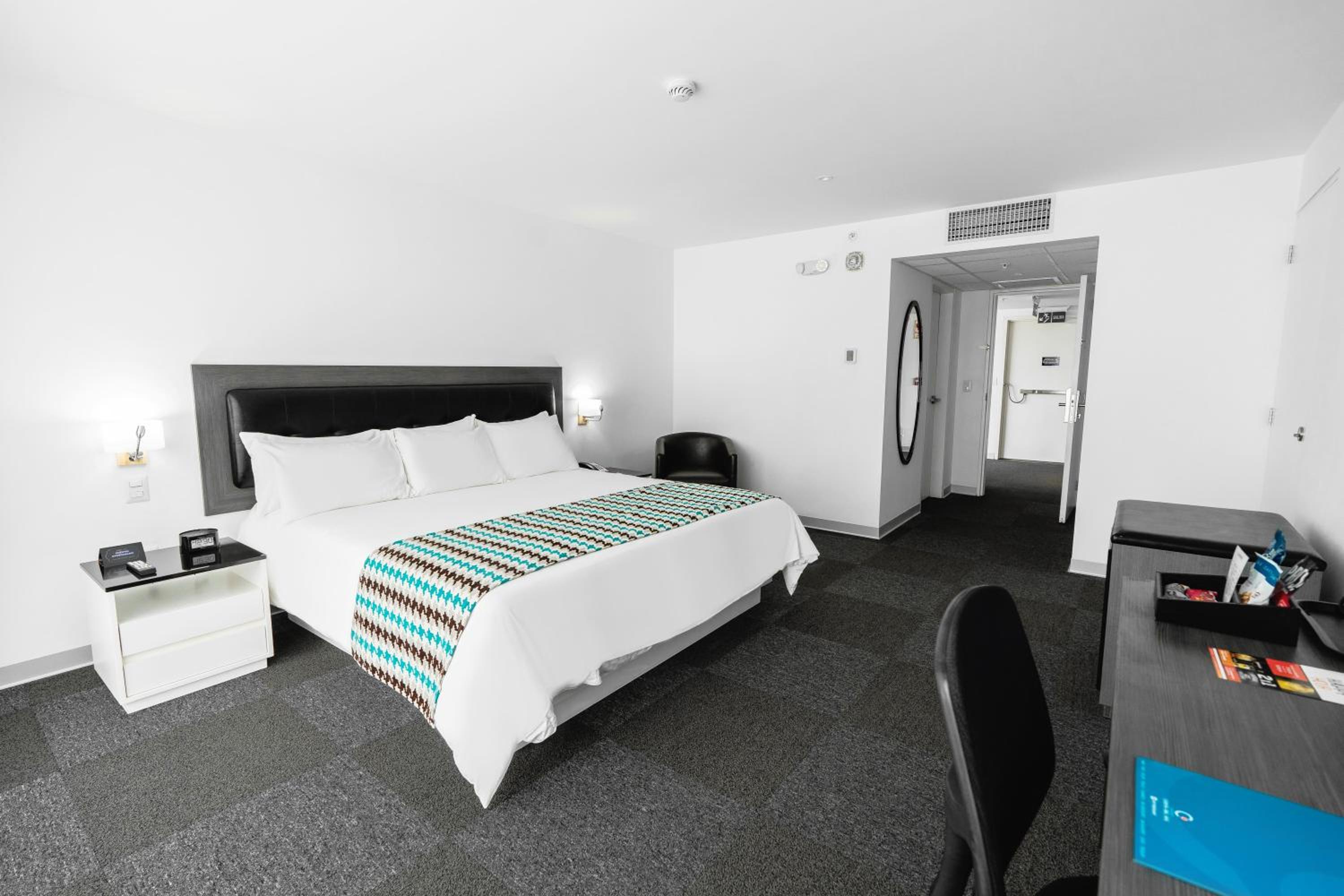 Junior King Suite - Non-Smoking - Photo 2