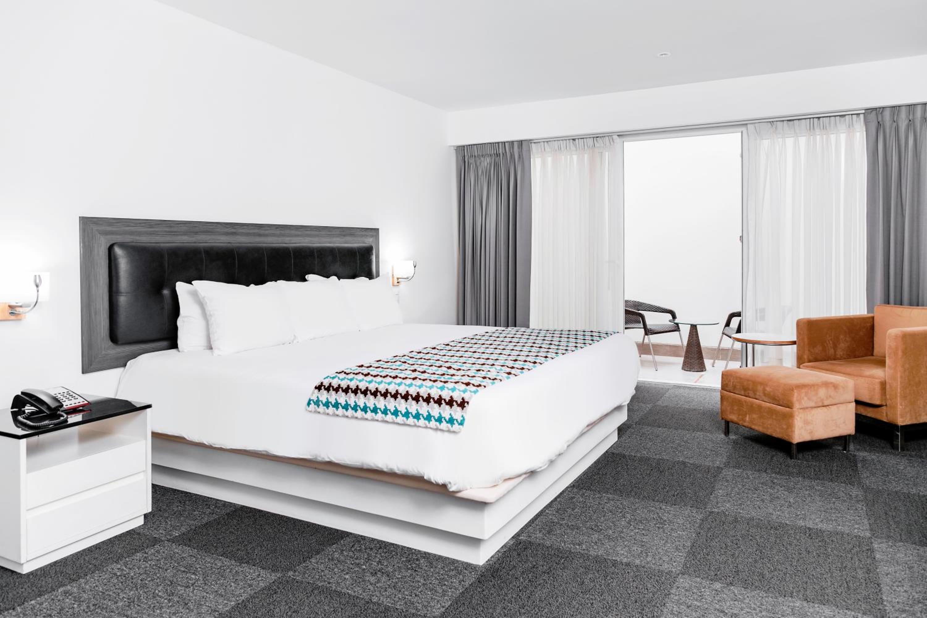 Junior King Suite - Non-Smoking - Photo 5