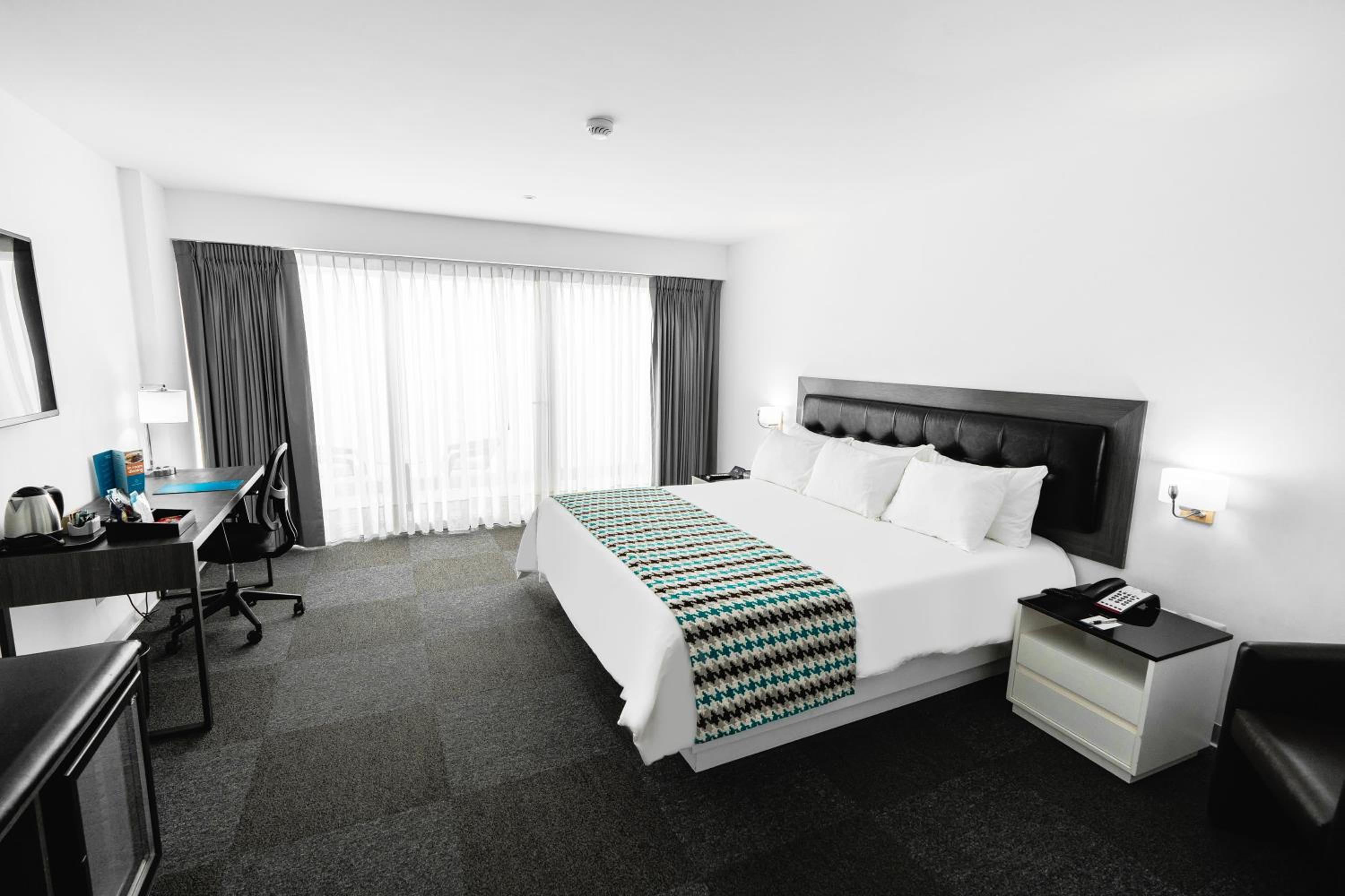 Junior King Suite - Non-Smoking - Photo 6
