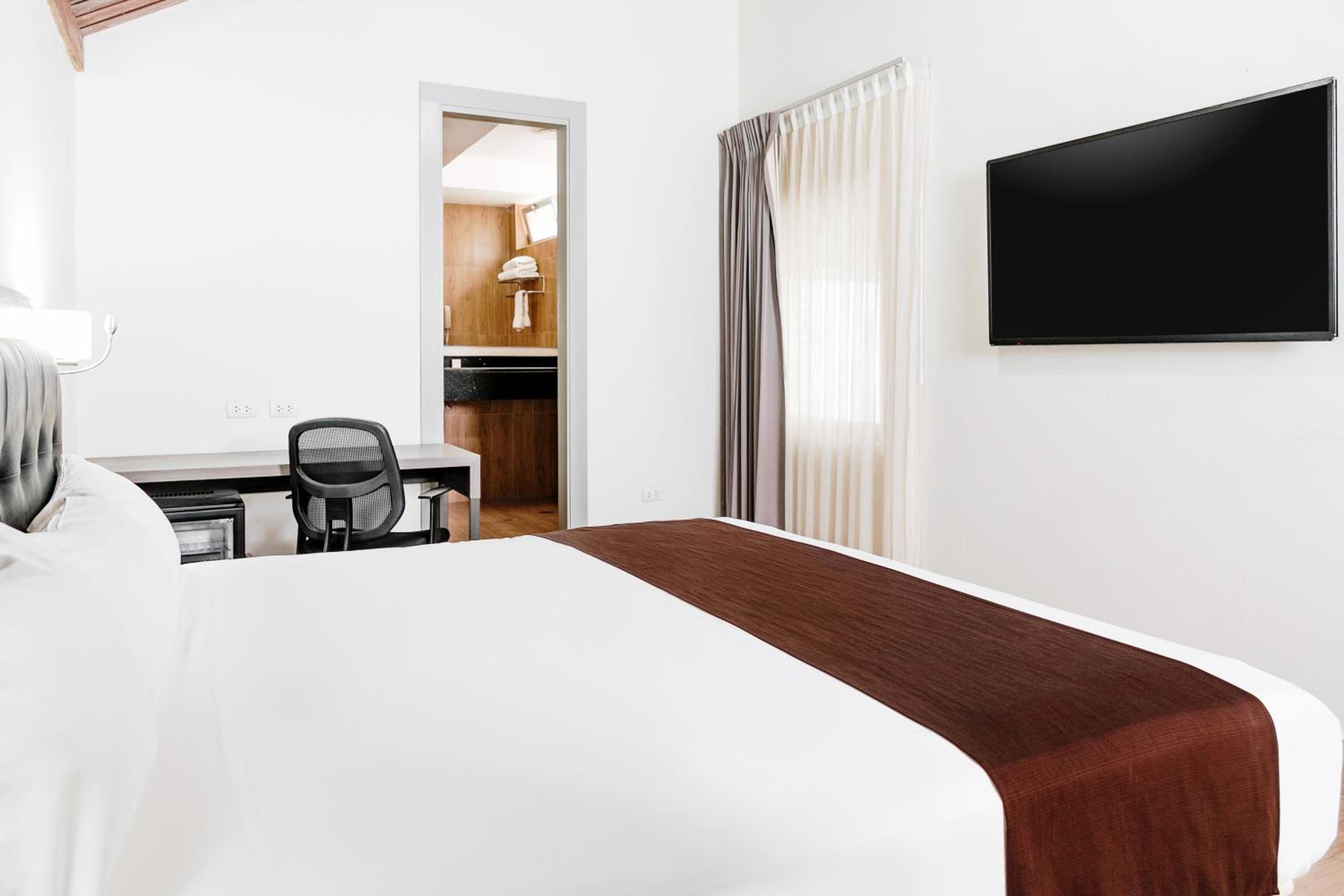 Queen Room - Non-SMoking - Photo 1