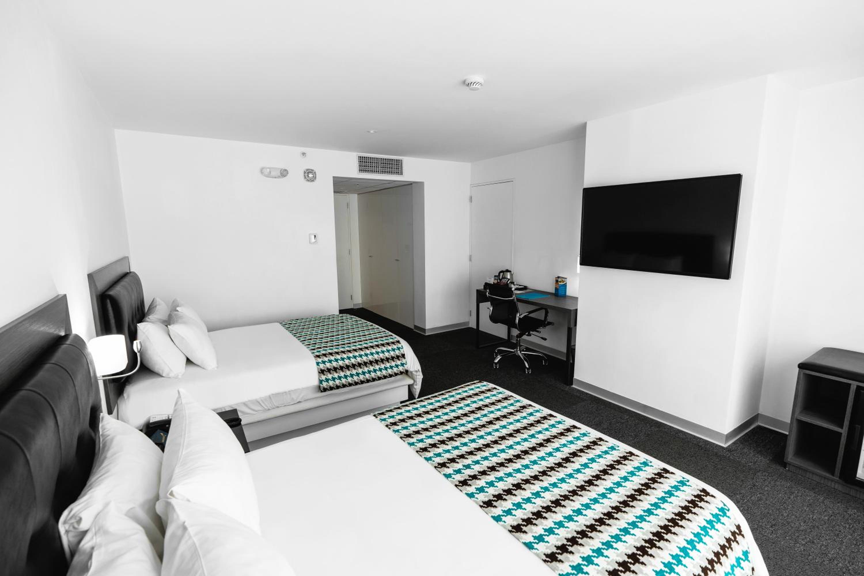 Superior Double Room with Two Double Beds - Non-Smoking - Photo 2