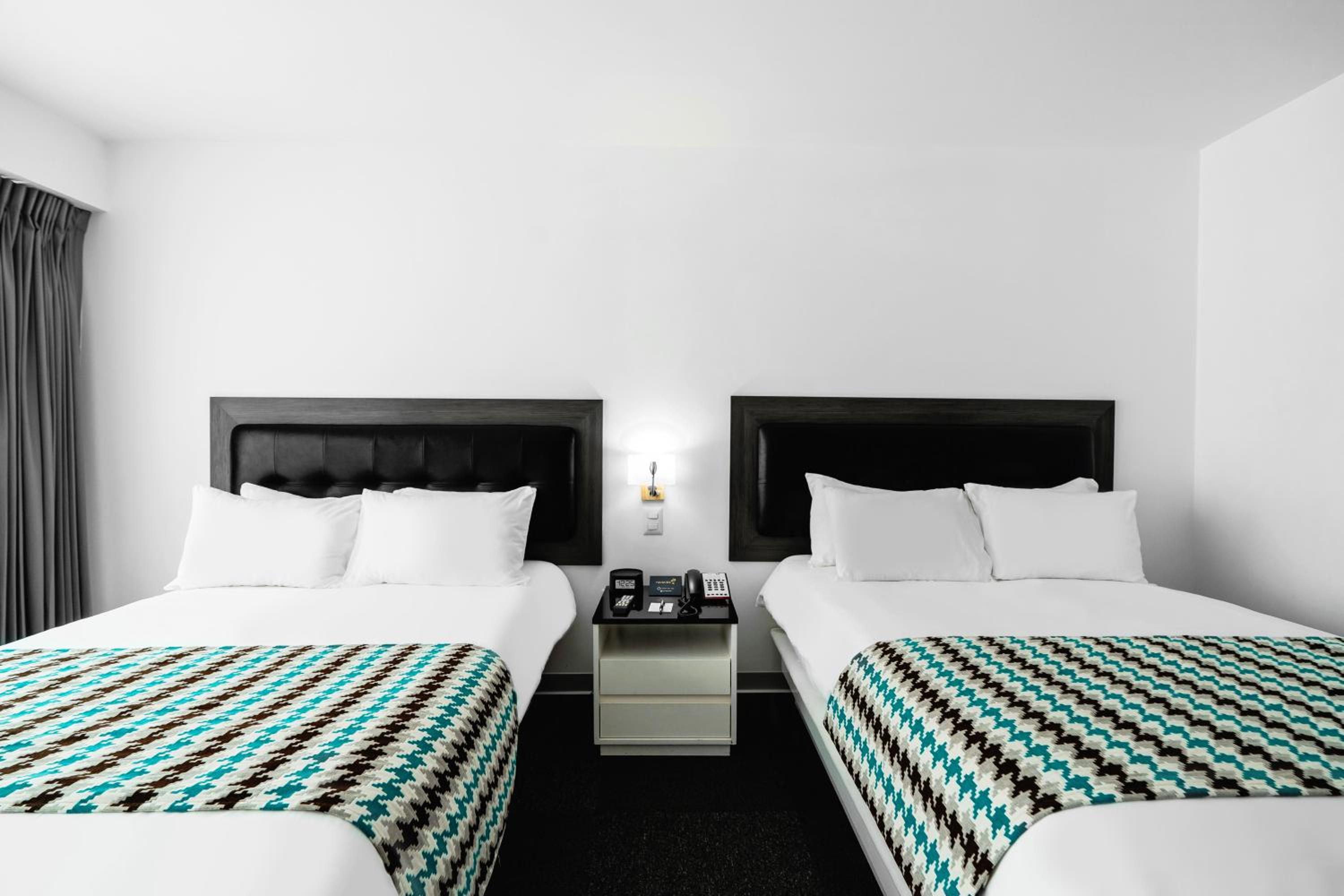 Superior Double Room with Two Double Beds - Non-Smoking - Photo 5