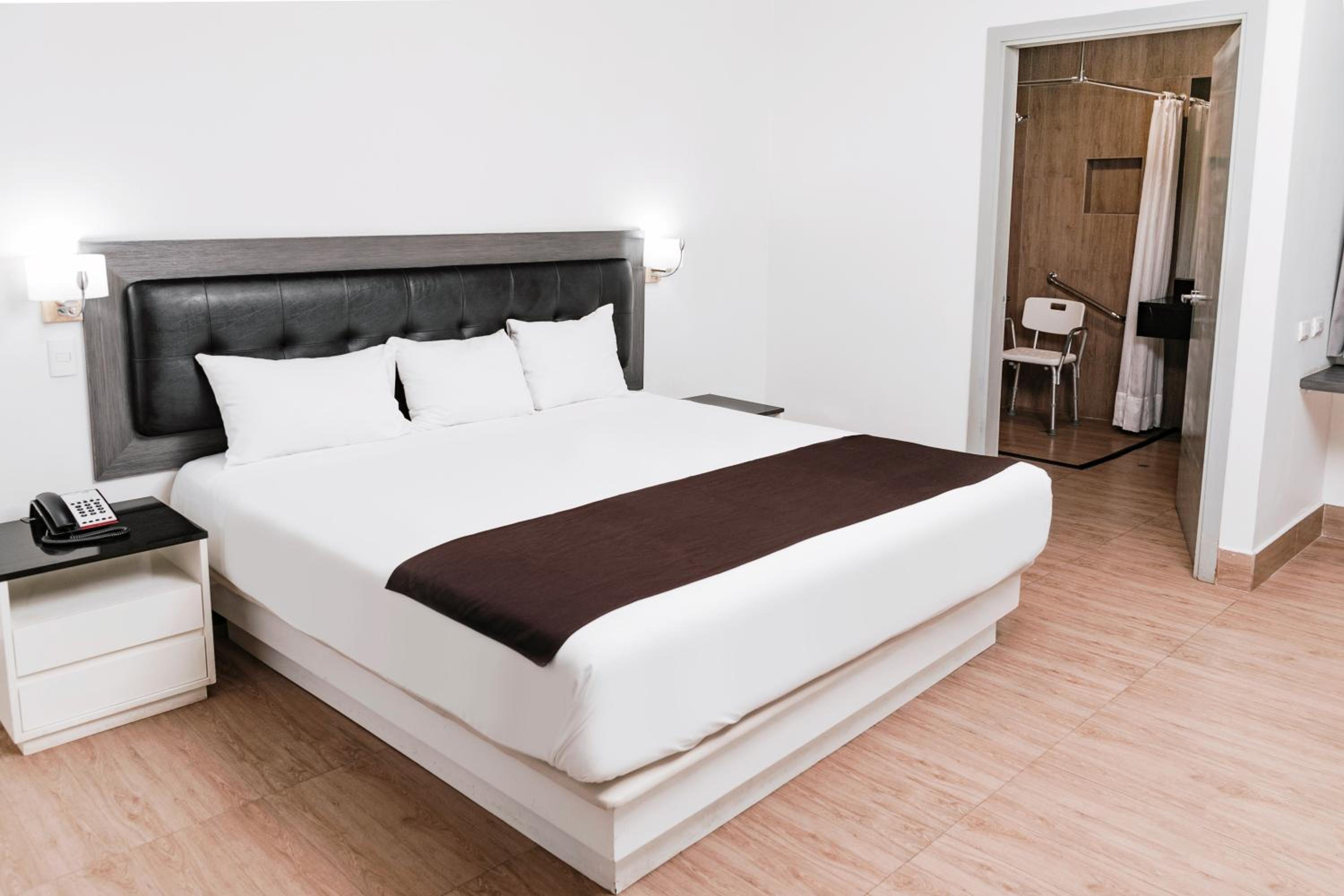 Queen Room - Accessible/Non-Smoking - Photo 2