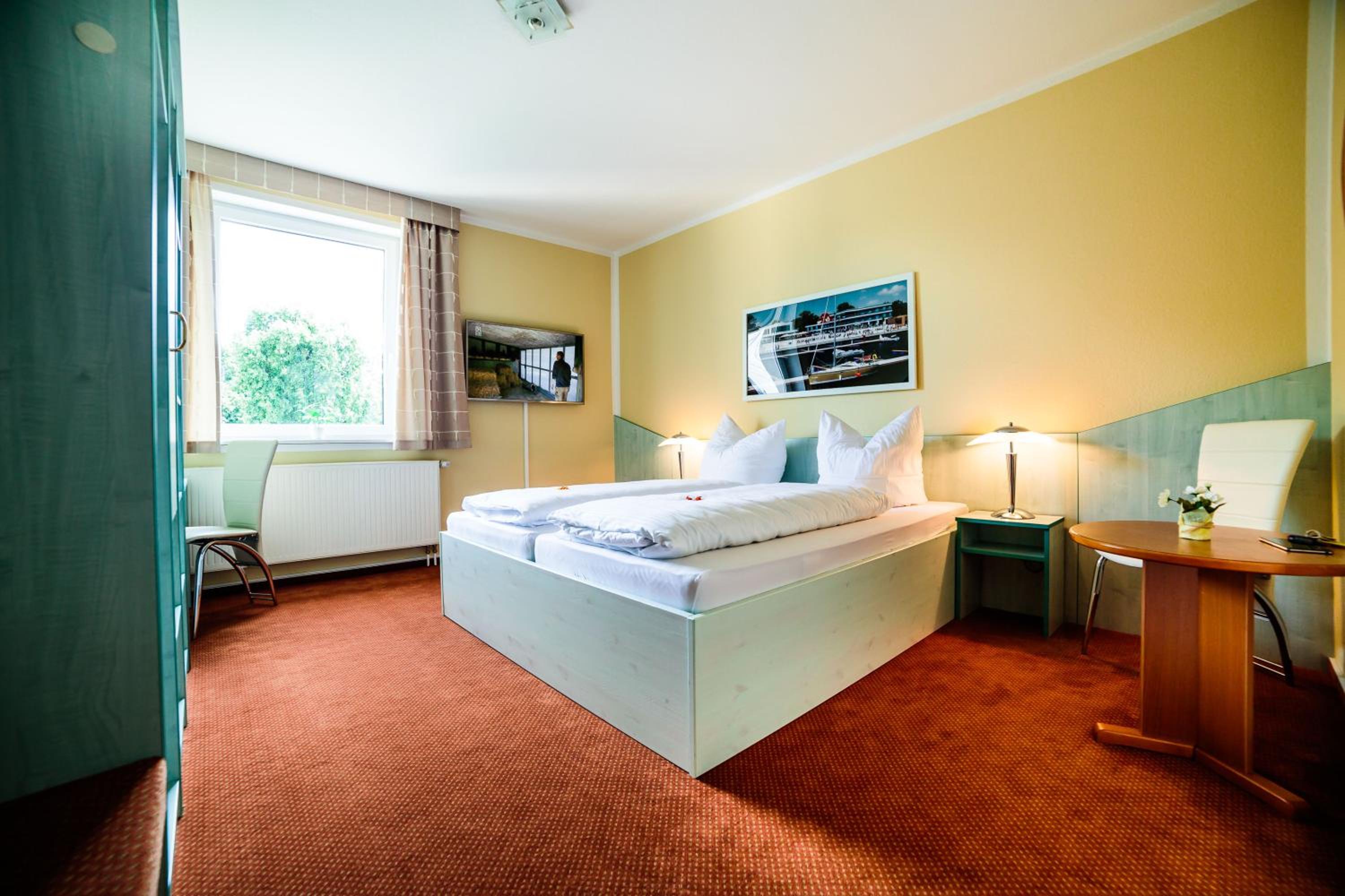 Double Room with Private Bathroom - Photo 8