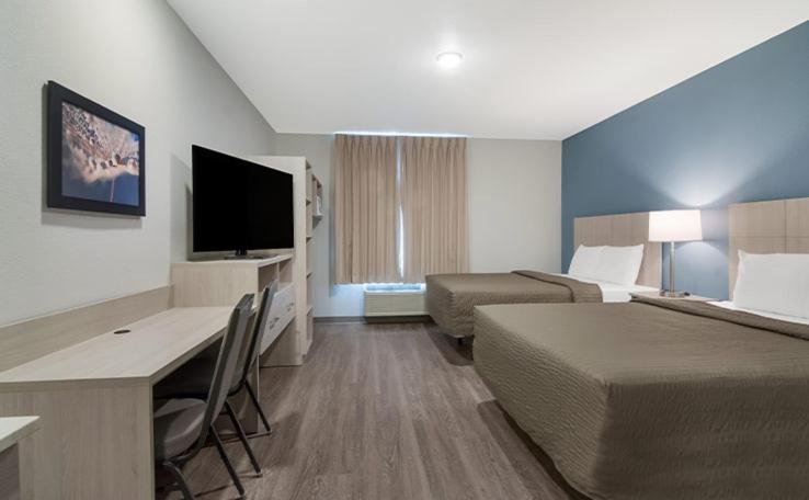 QUEEN SUITE WITH SOFA photo 3