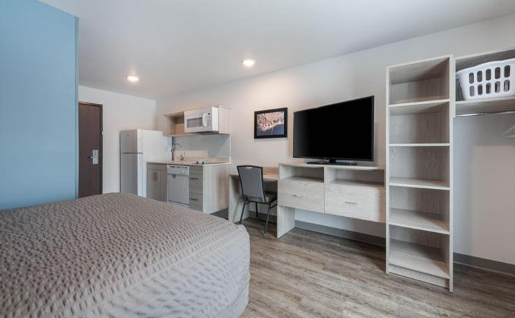 QUEEN SUITE W SOFA AND DISHWASHER (DISHES/COOKWARE INCLUDED)