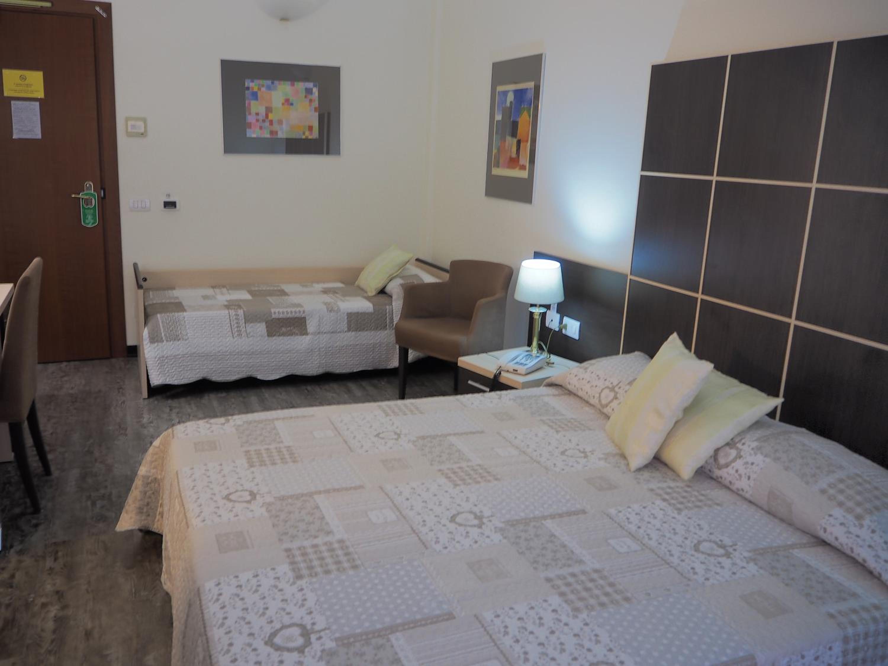 Standard Triple Room - Photo 4