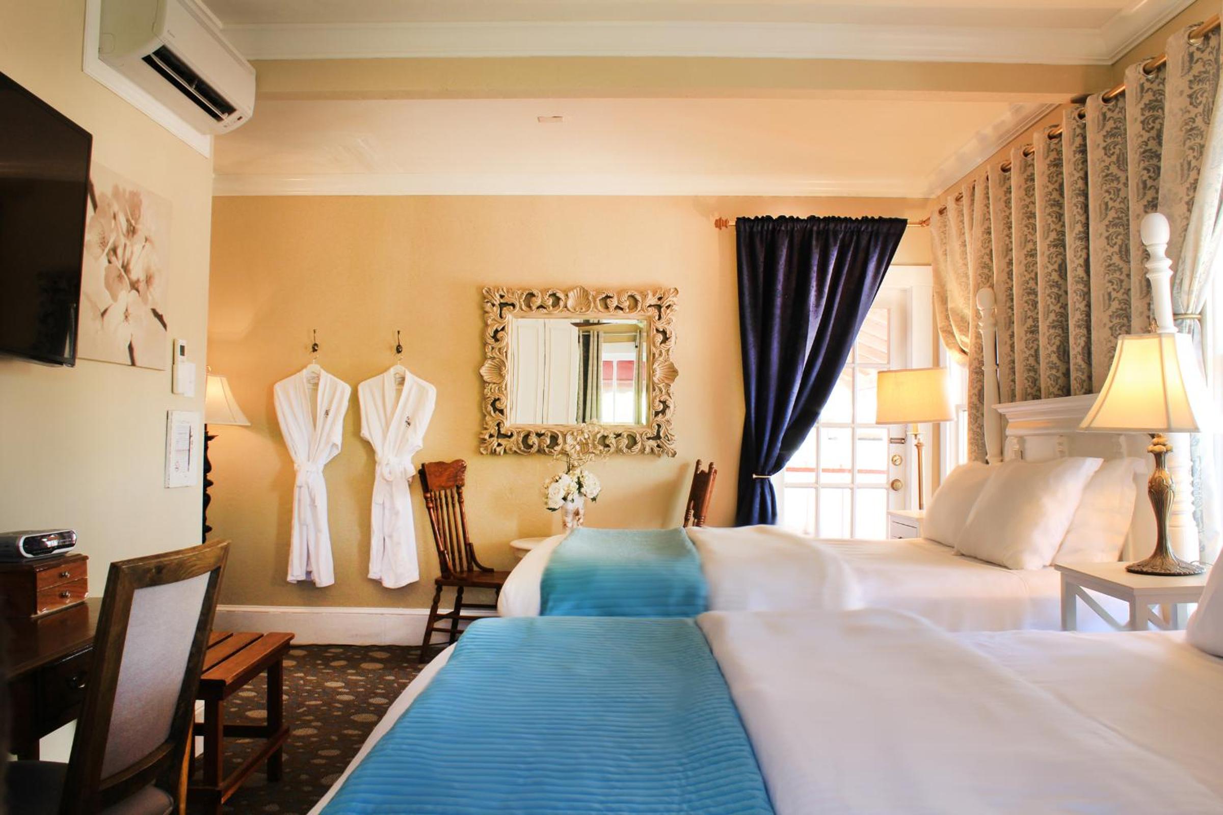 Queen Room with Two Queen Beds photo 2