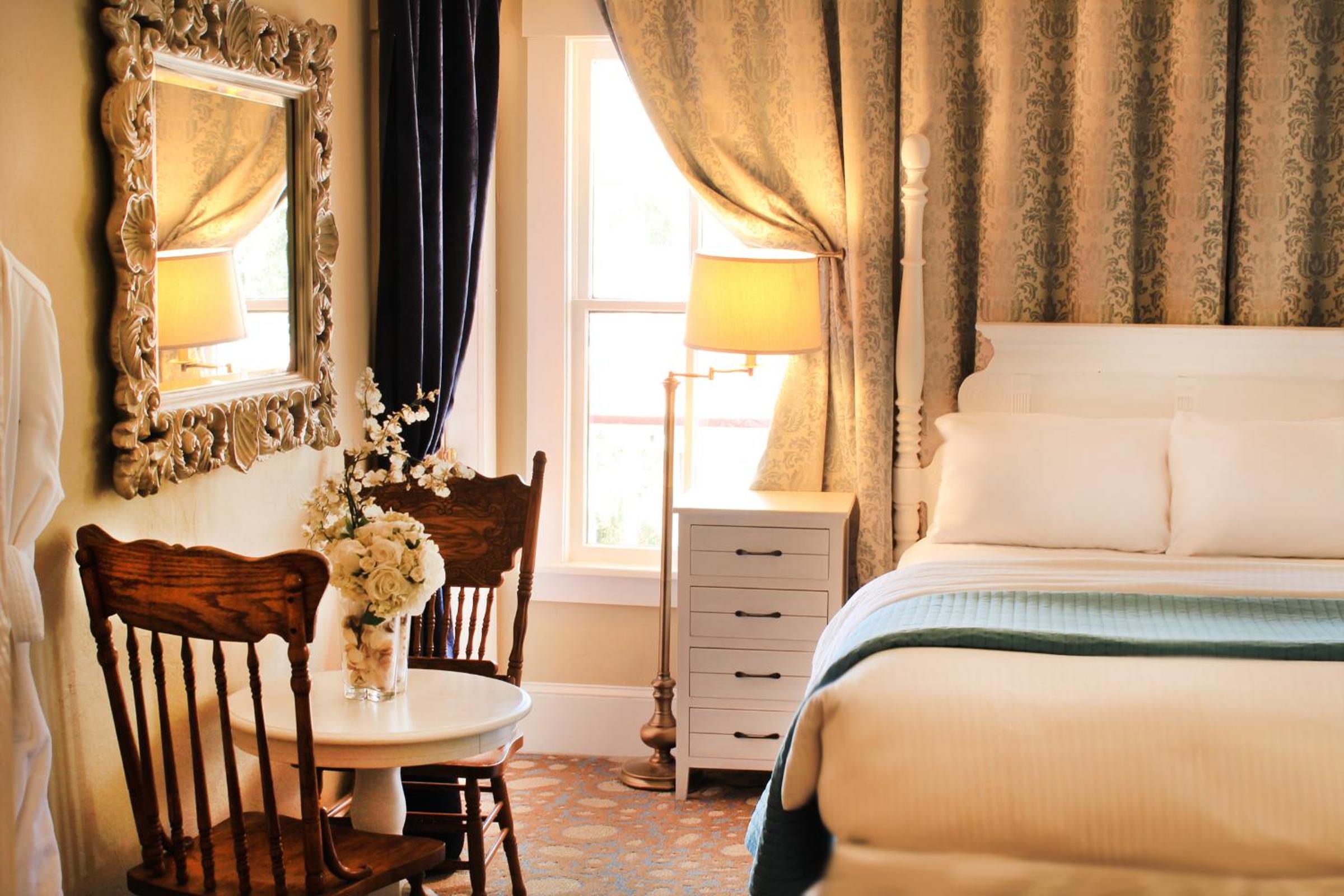 Queen Room with Two Queen Beds photo 3