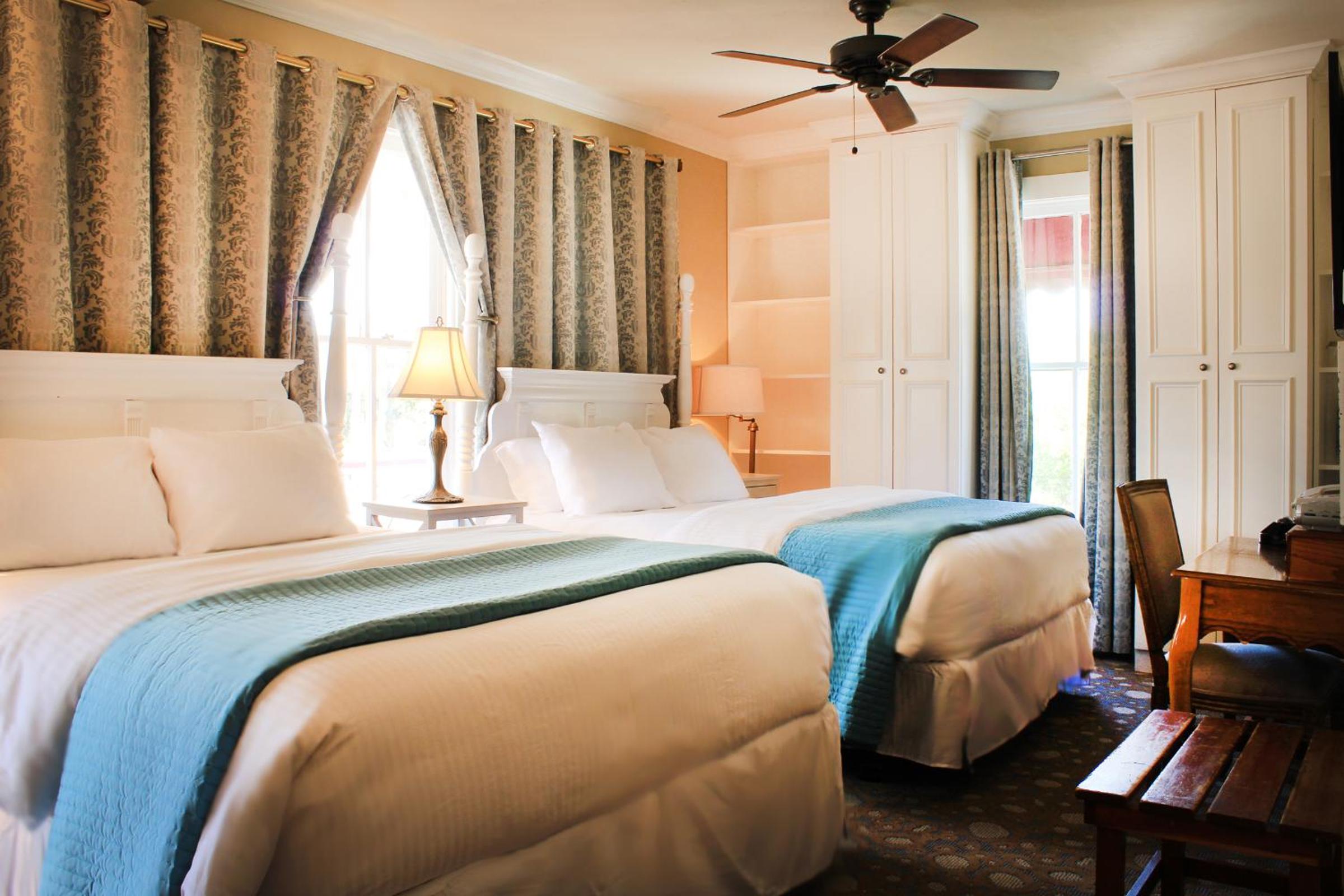 Queen Room with Two Queen Beds photo 1