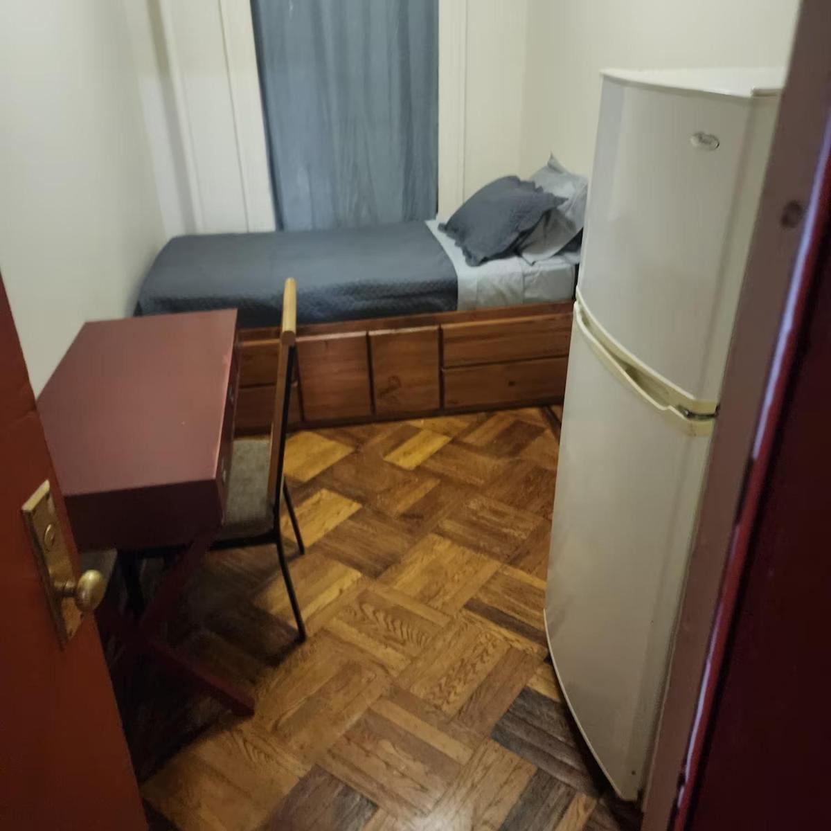 Single Room with Shared Bathroom photo 2