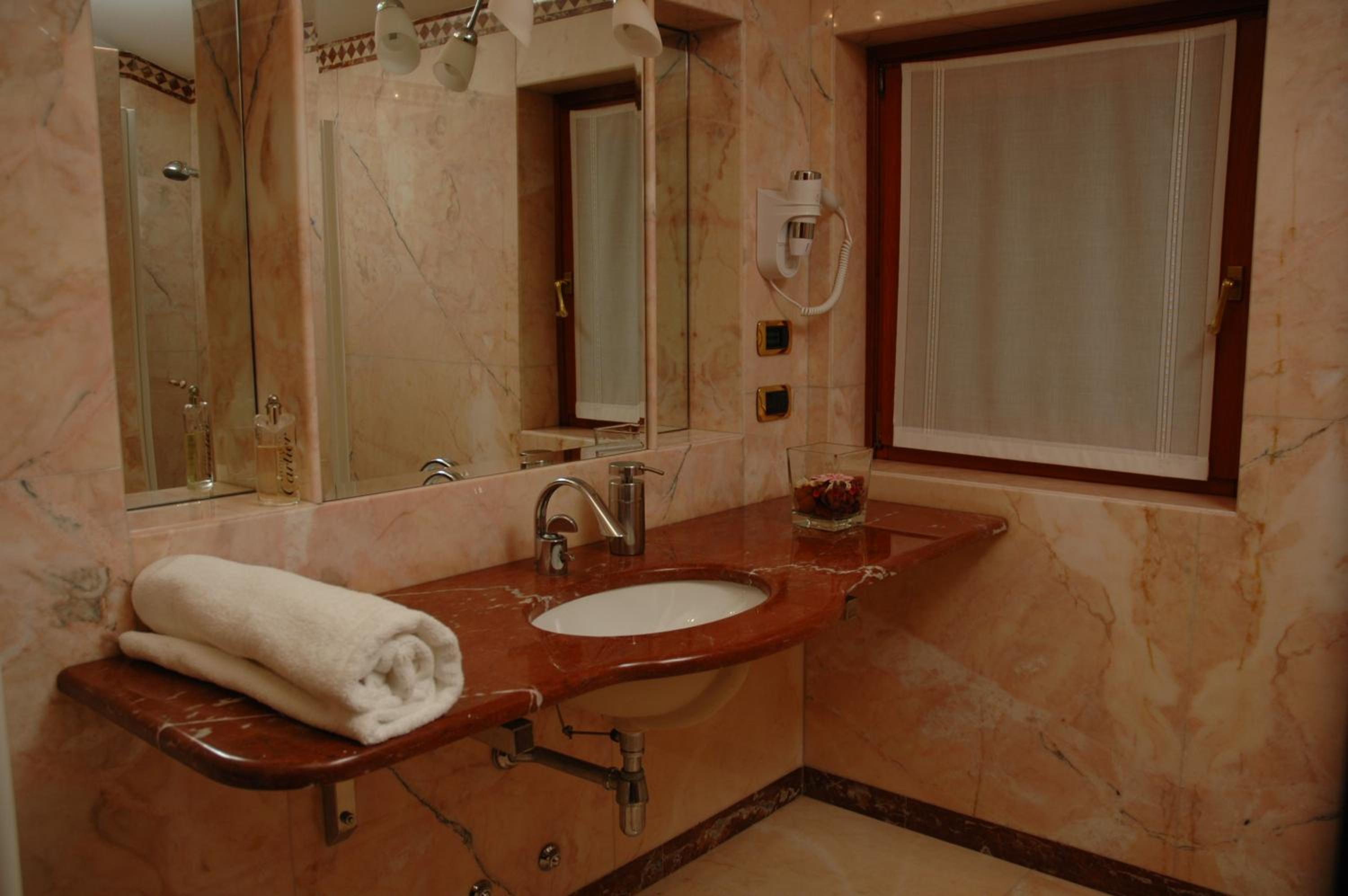 Deluxe Room (2 Adults + 1 Child) photo 3