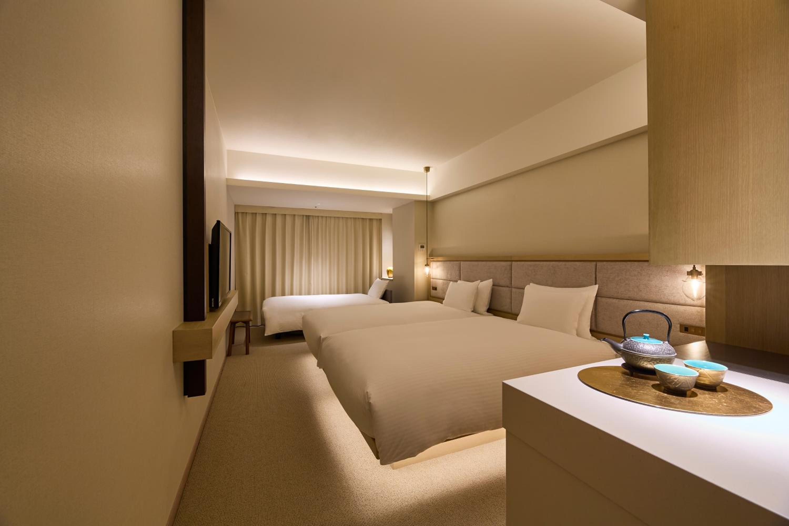 Deluxe Twin Room with Sofa Bed - Non-Smoking photo 2
