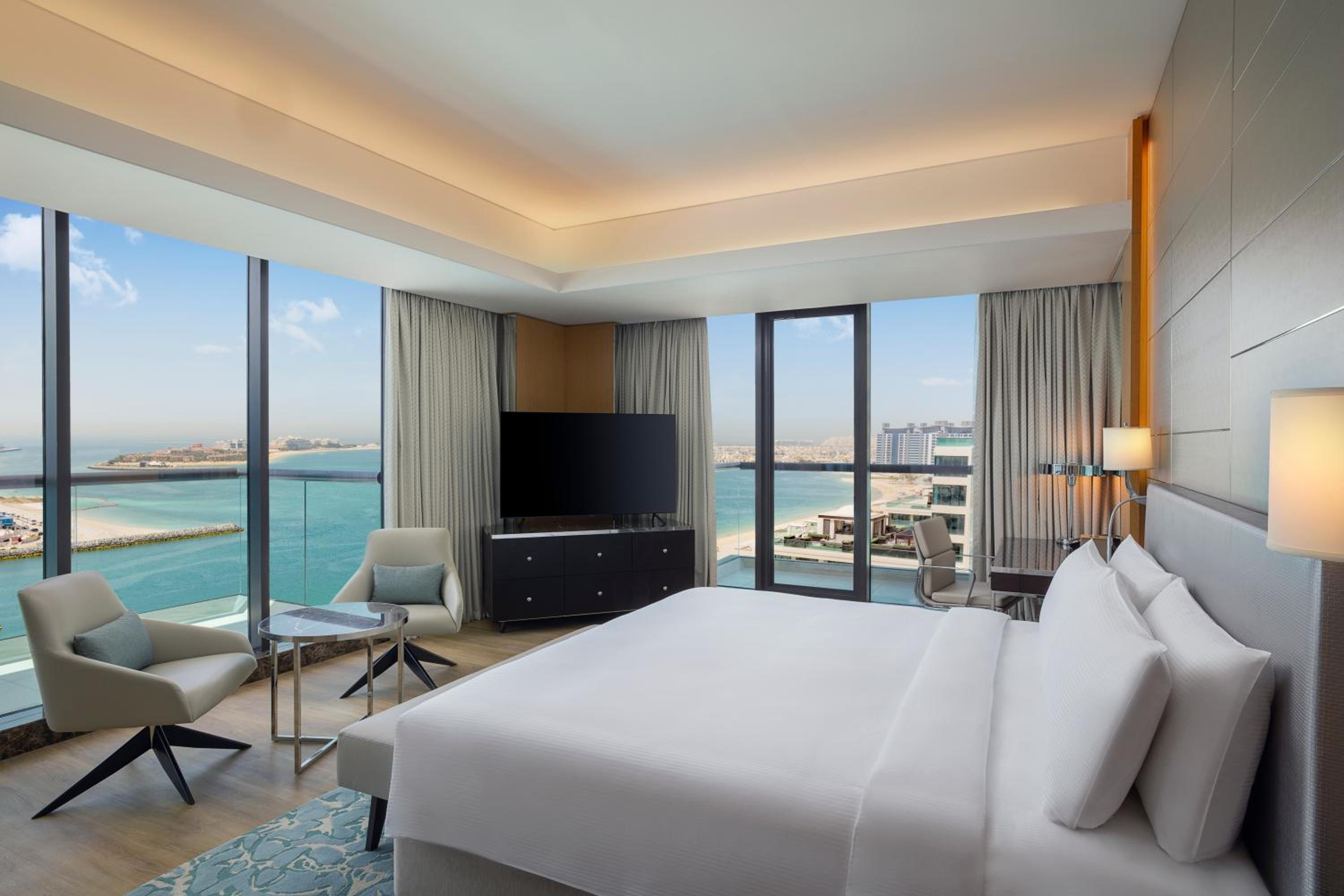 One-Bedroom Deluxe Suite with Sea View and Balconies