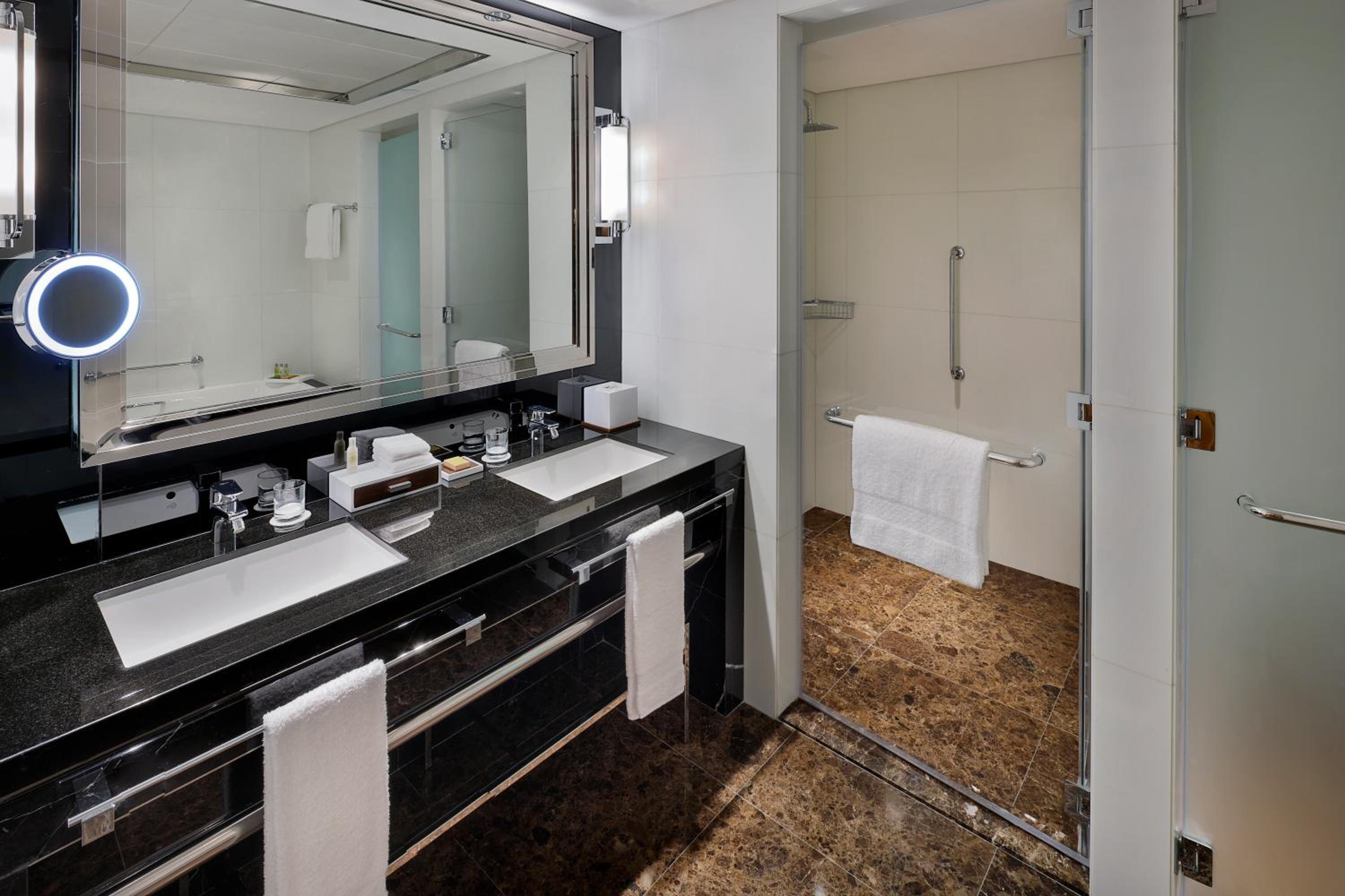 One-Bedroom Deluxe Suite with Sea View and Balconies thumbnail 5