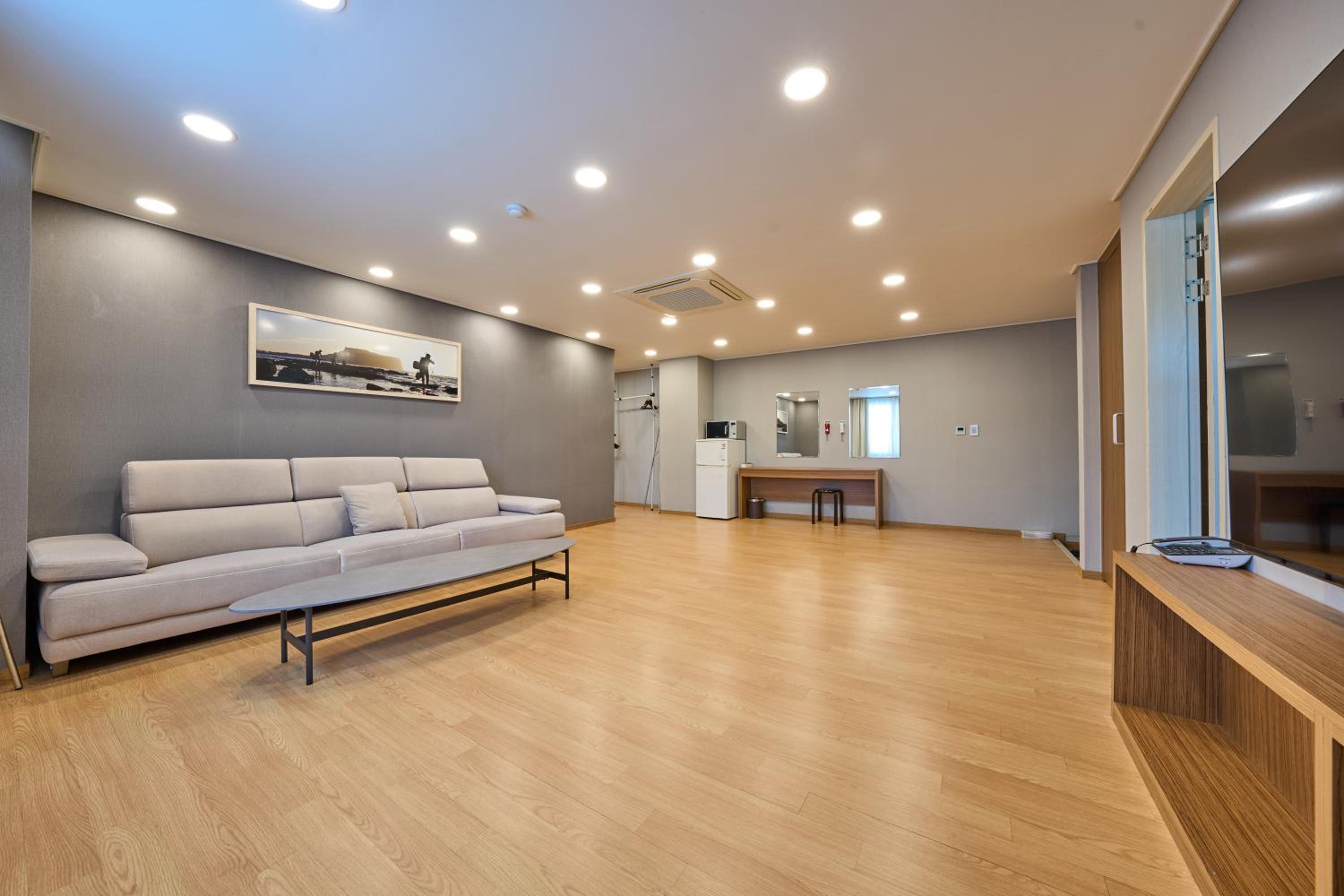 Suite - Photo 1