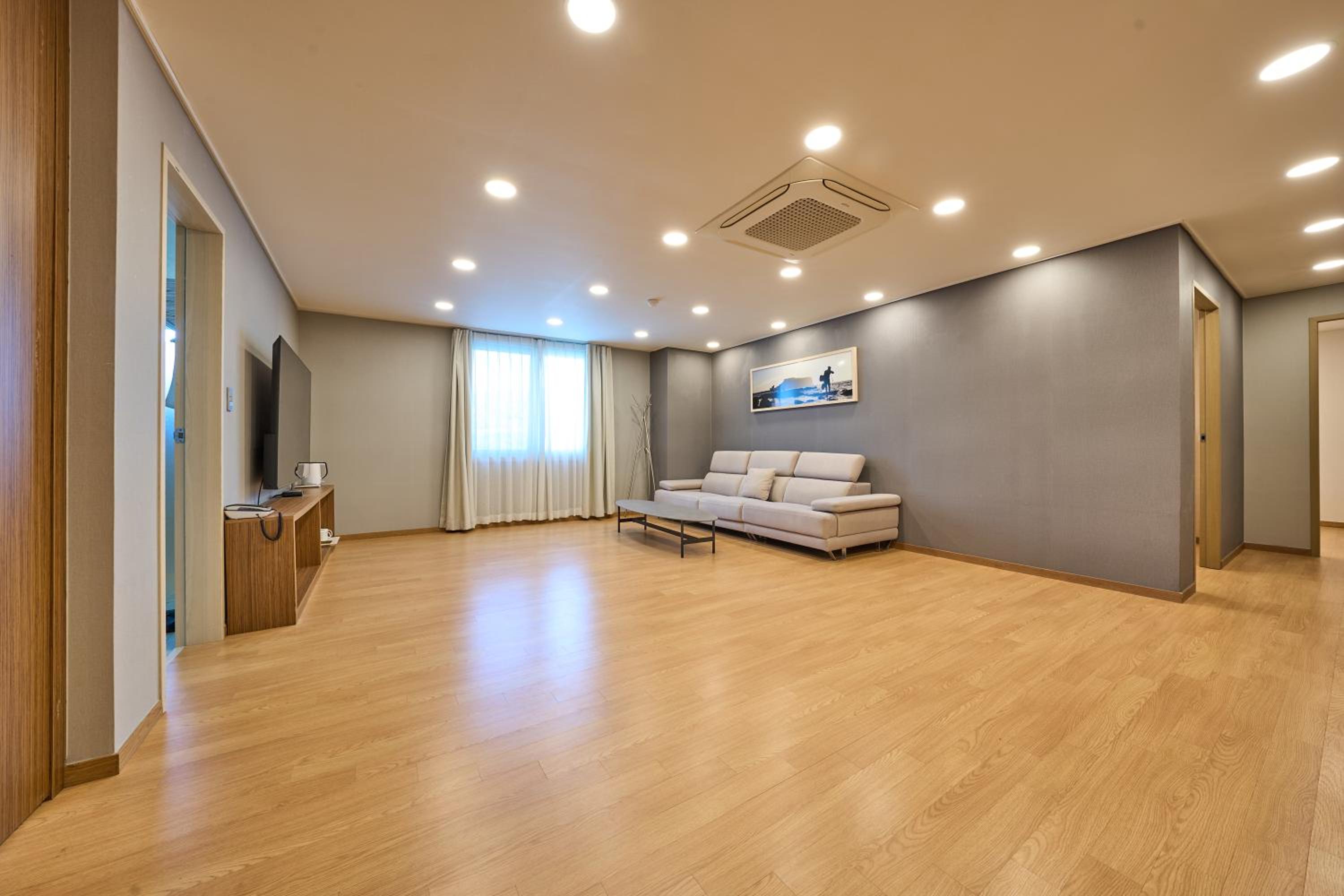 Suite - Photo 5