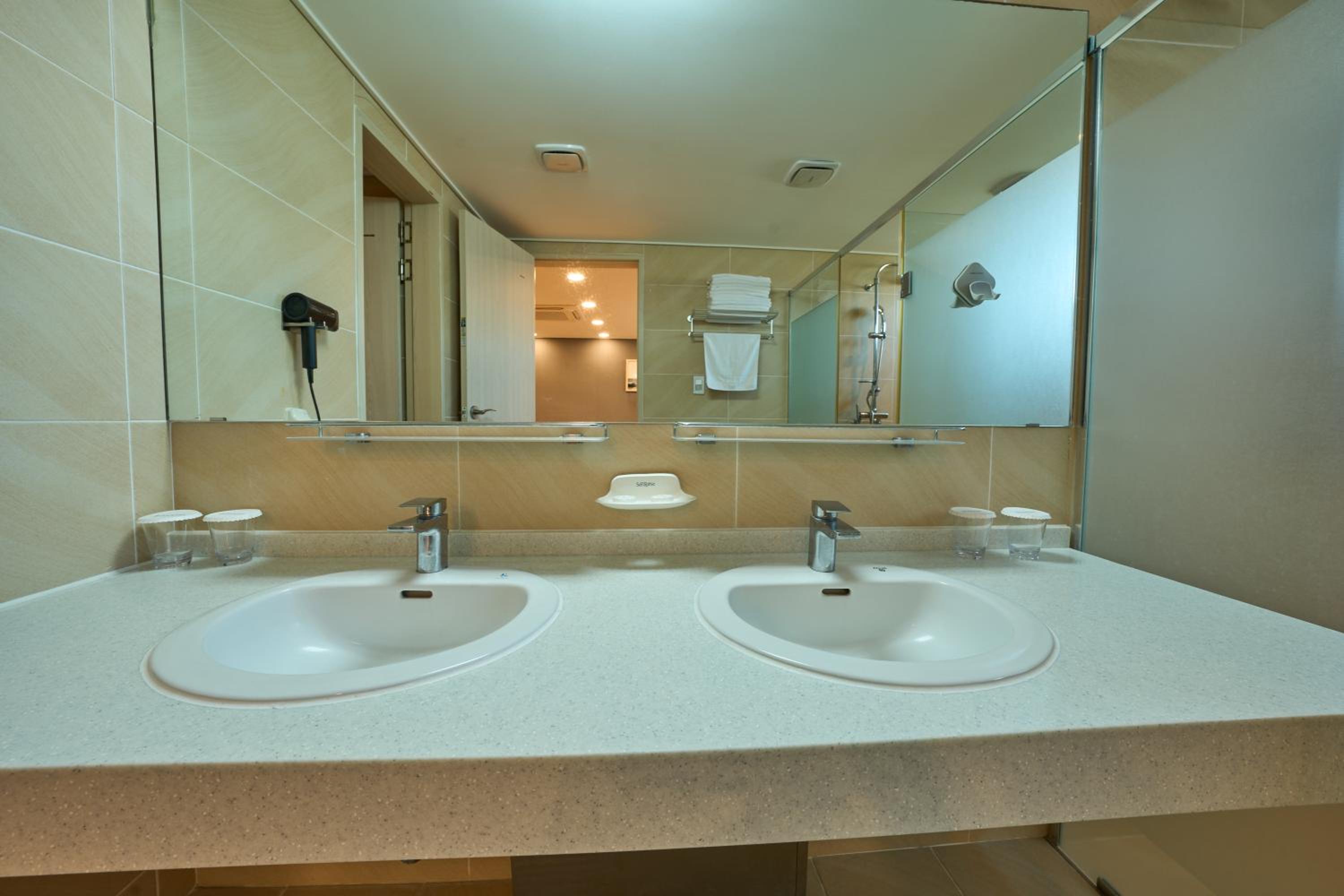 Suite - Photo 6