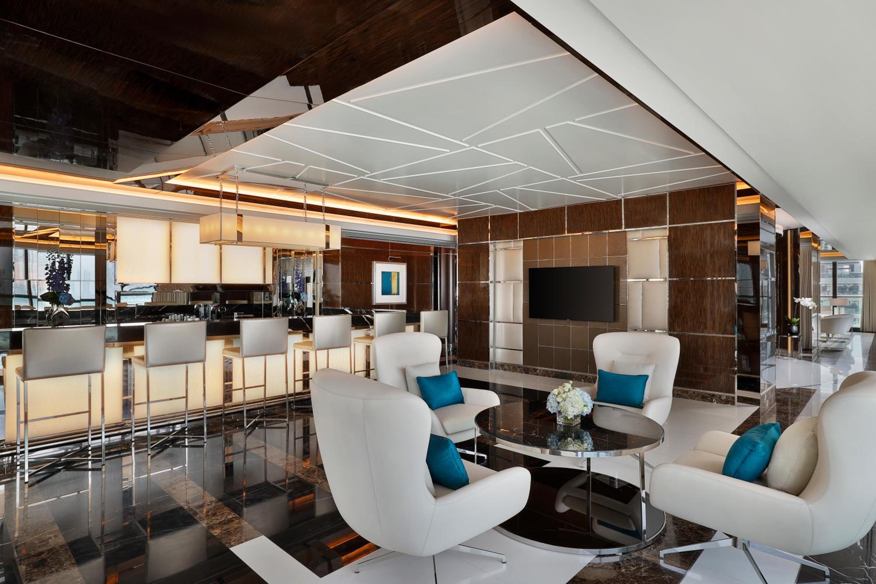 Royal Suite with Sea View, Balcony and Lounge Access thumbnail 5