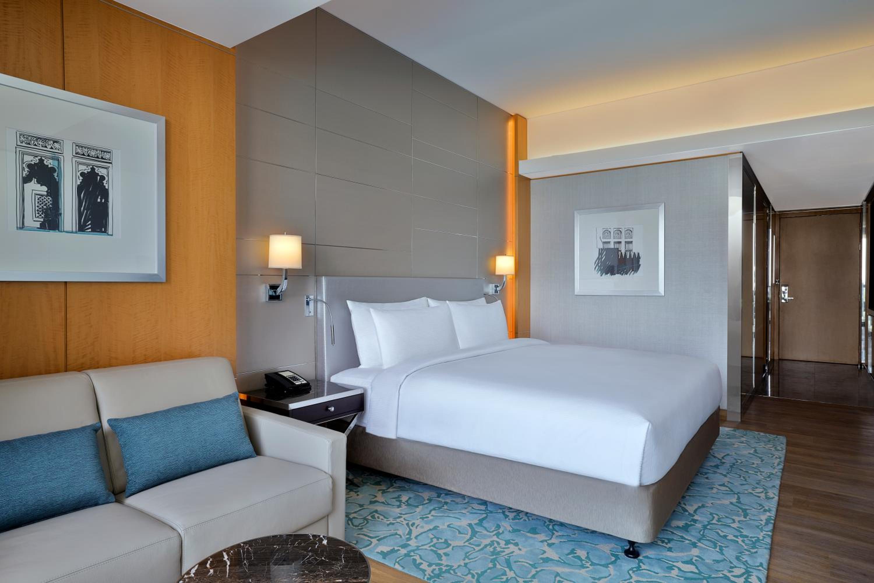Executive King Room with Sea View and Balcony