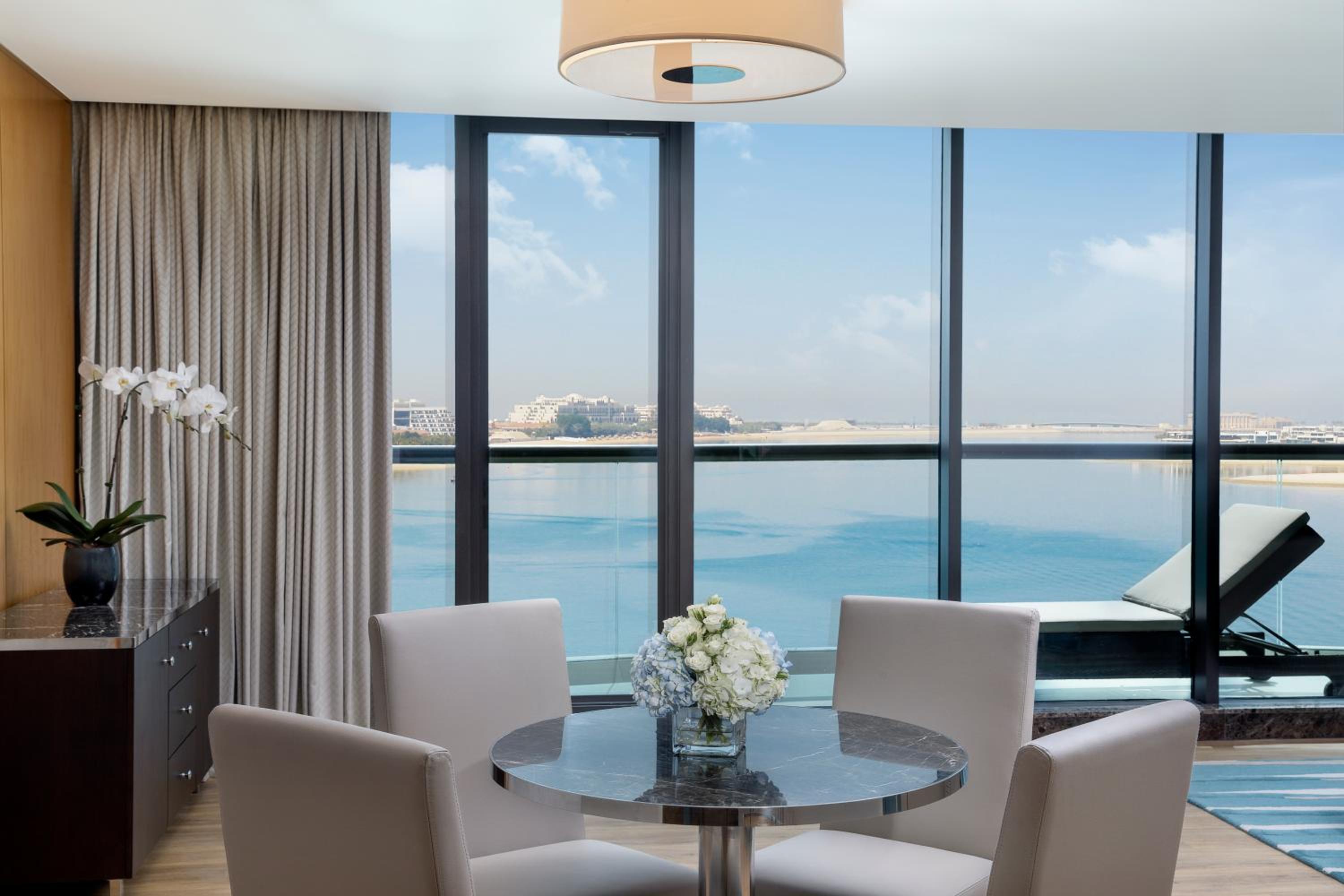 King Executive Suite with Sea View, Balcony and Lounge Access thumbnail 5