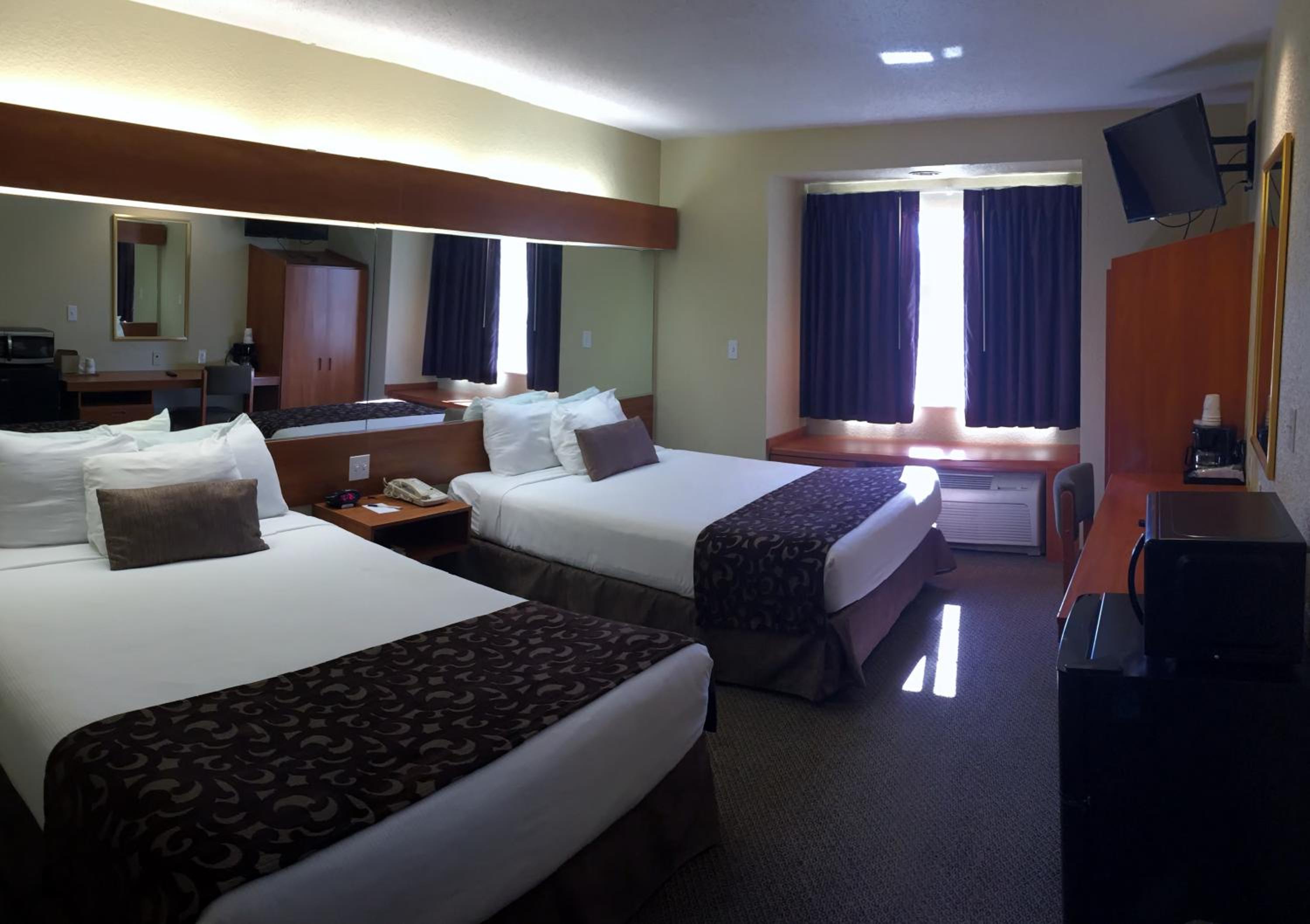 Queen Room with Two Queen Beds - Non-Smoking - Photo 3
