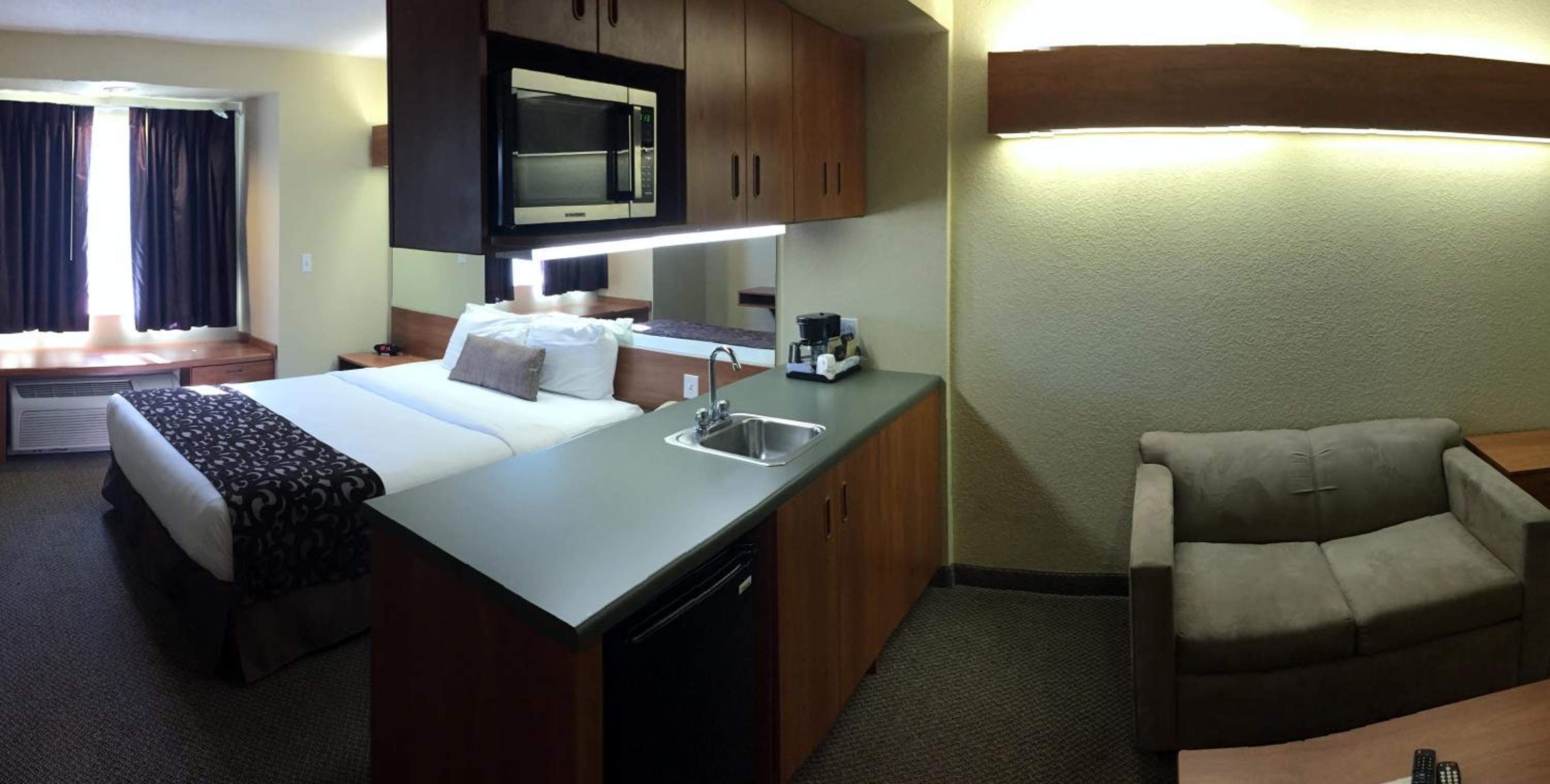 Queen Studio Suite - Disability Access/Non-Smoking - Photo 4