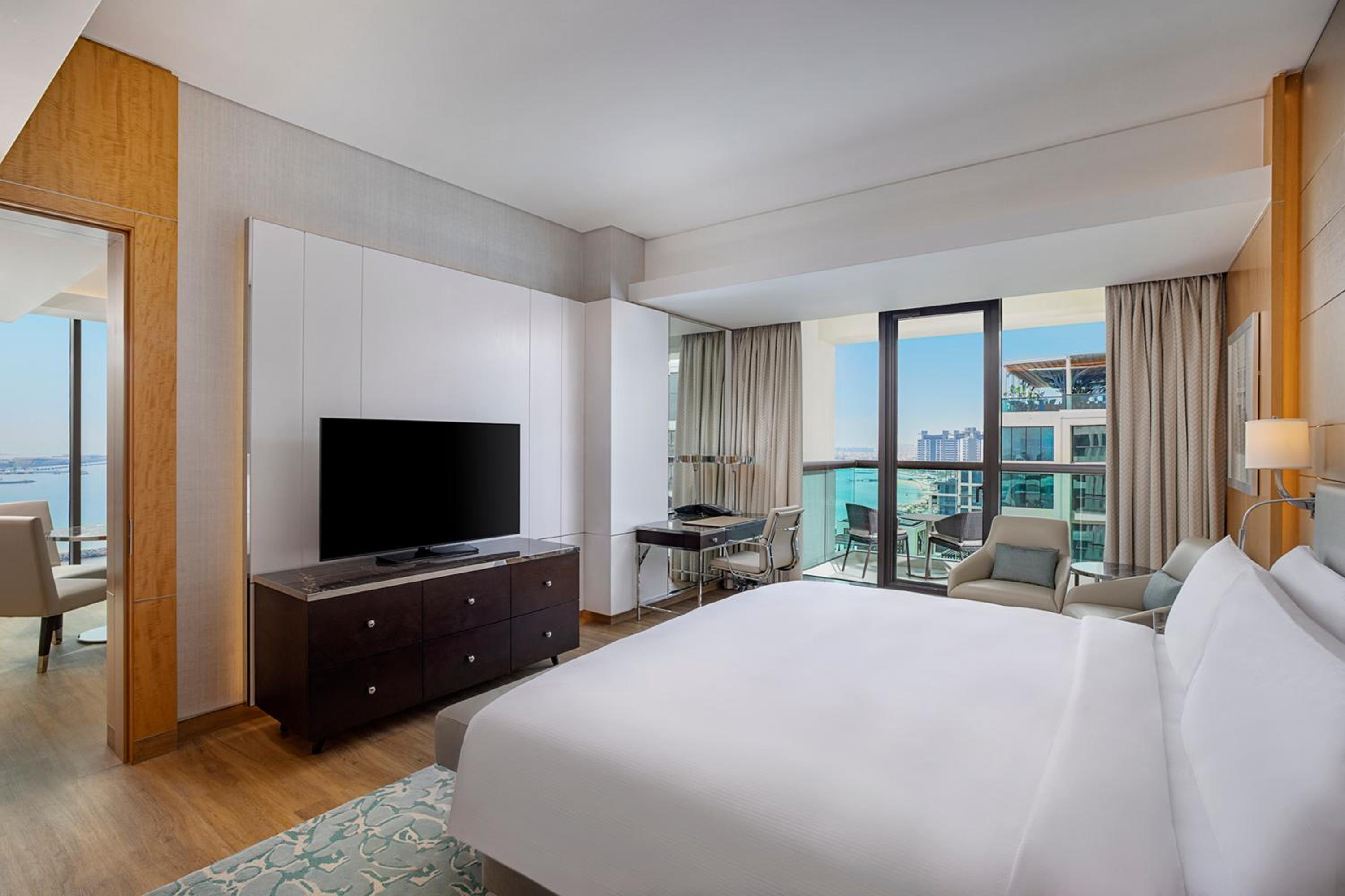 King One Bedroom Suite with Sea View, Balcony and Lounge Access