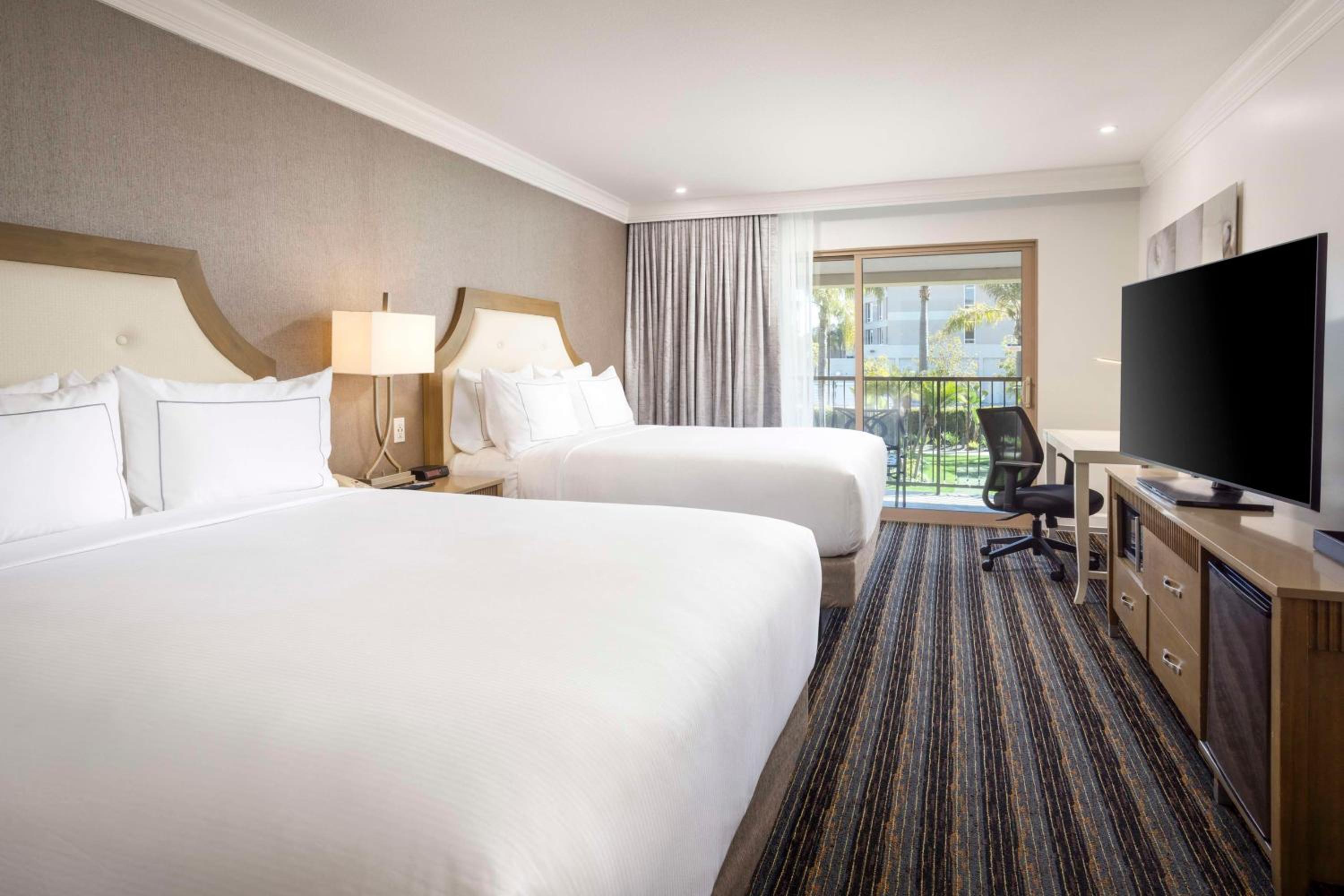 Queen Room with Two Queen Beds and Balcony - Garden View - Photo 2