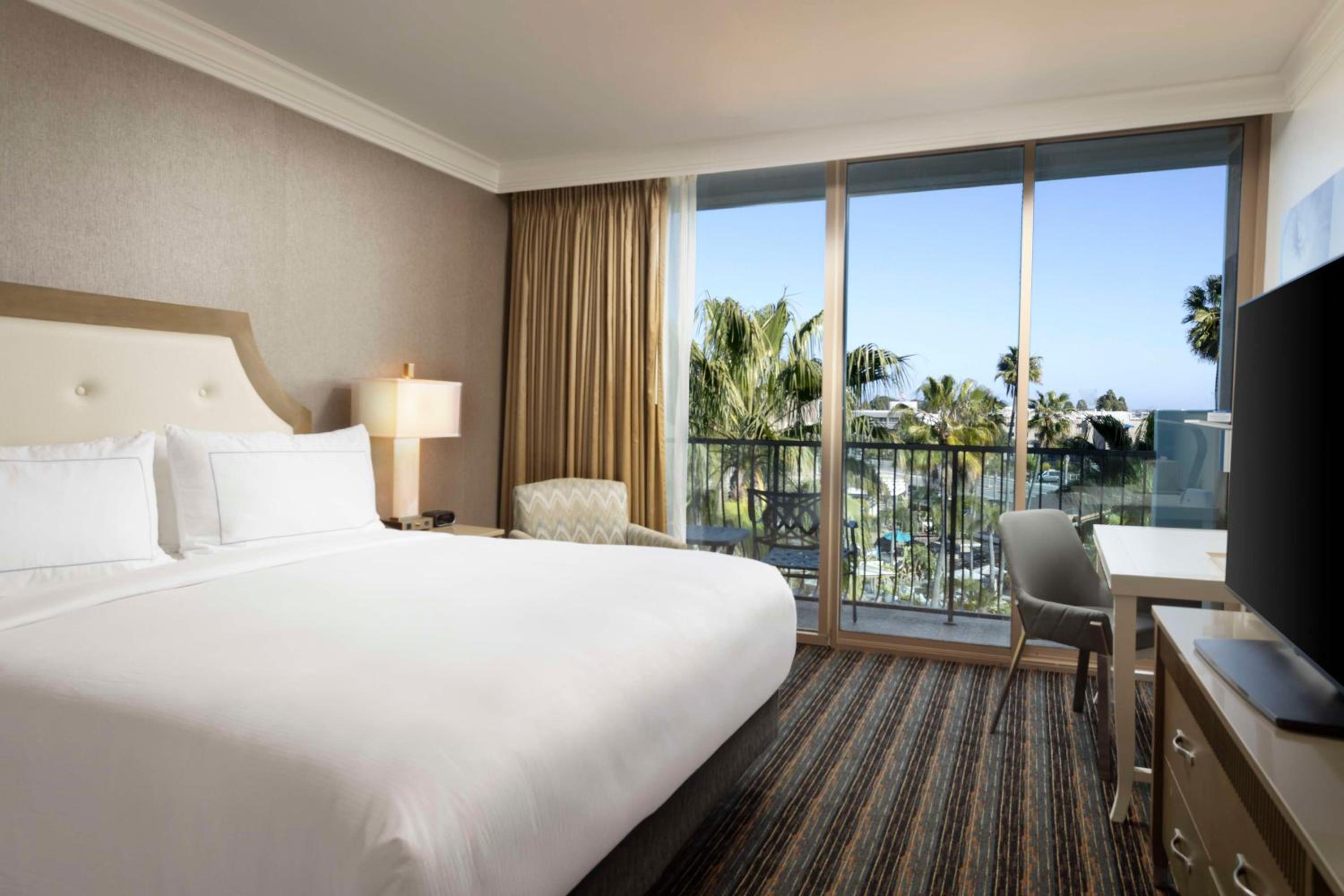 King Room with Balony - Top Floor - Photo 2