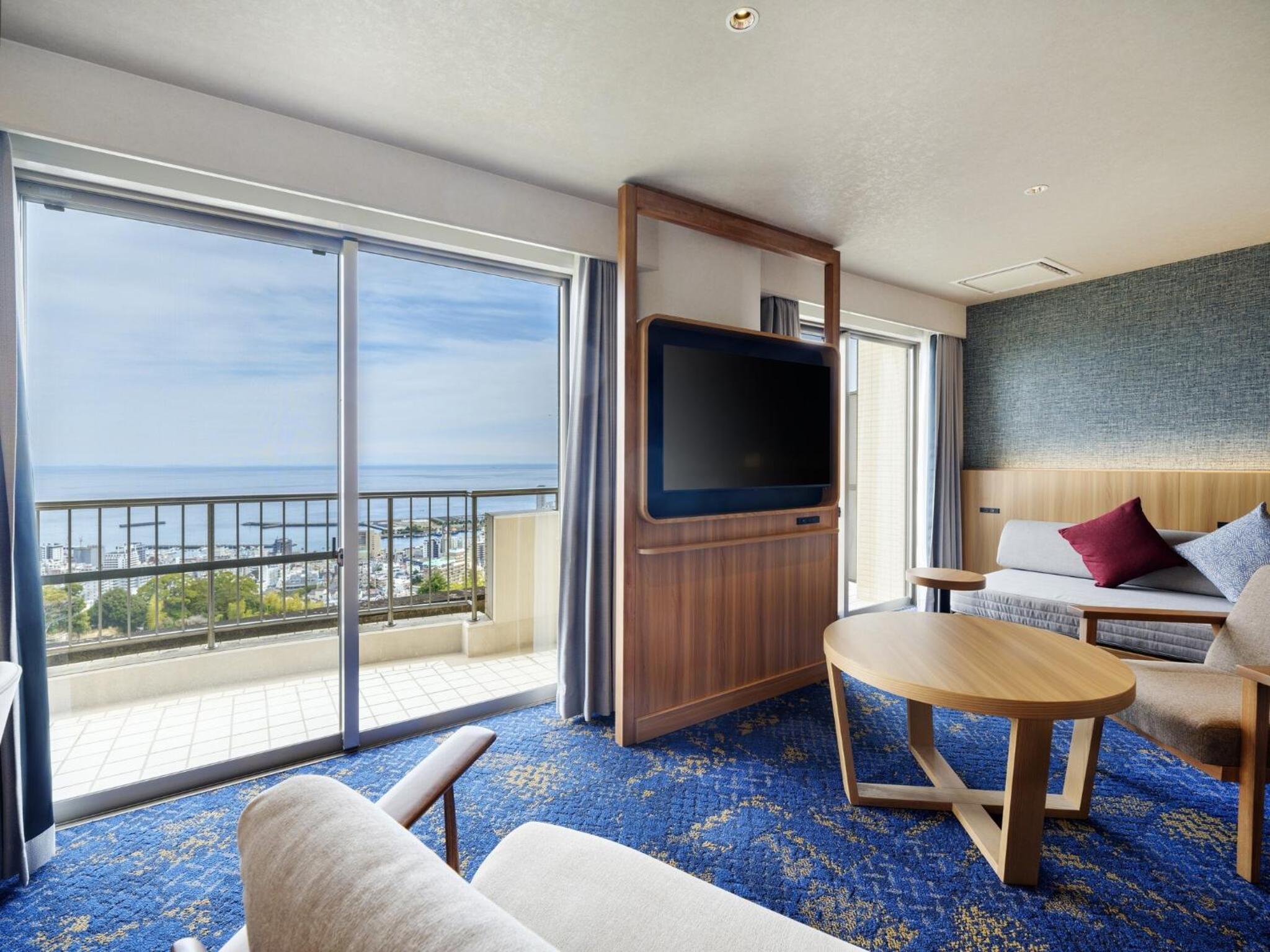 Deluxe Panorama View Family Room with private bathroom - Photo 1