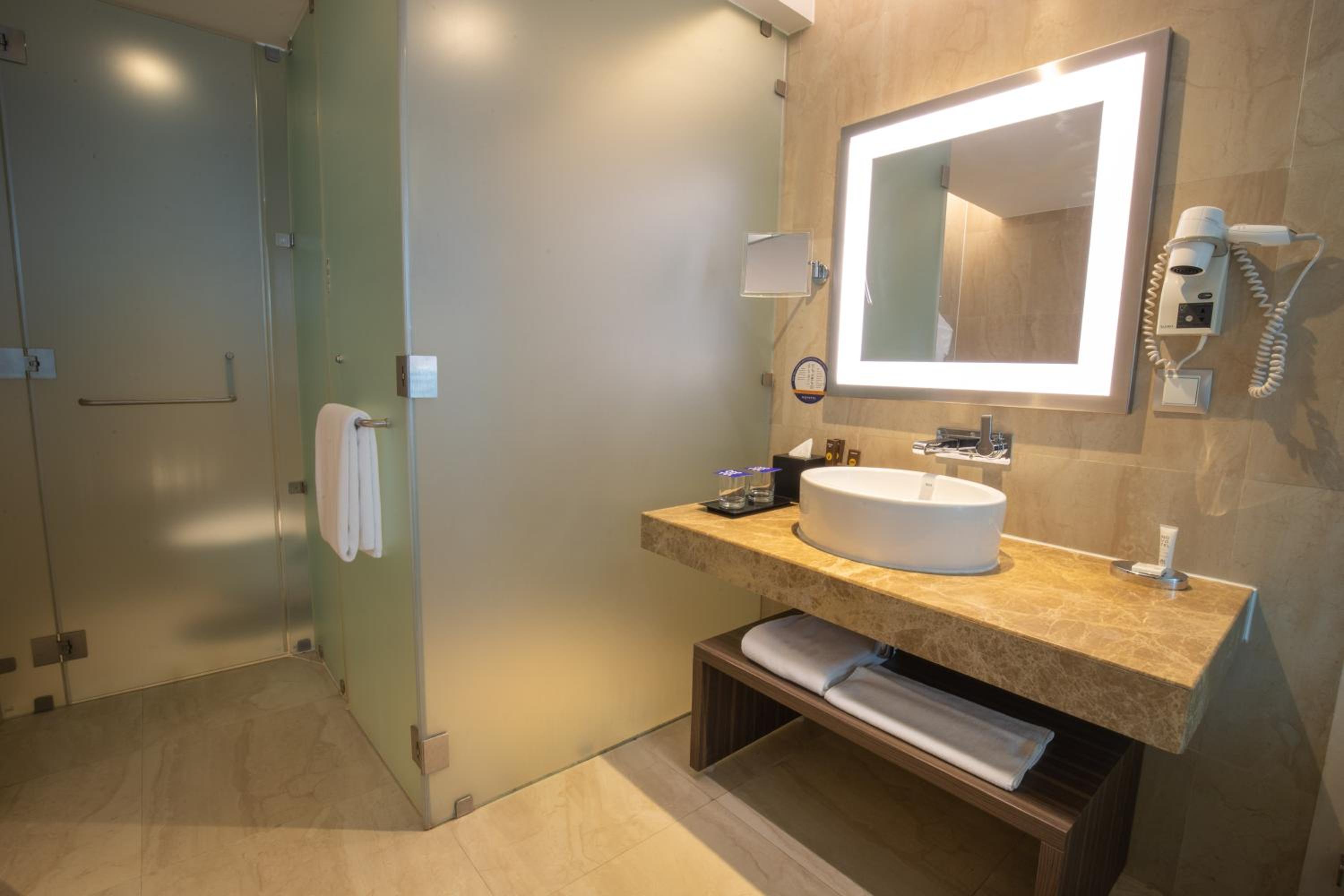 Junior King Suite with Complimentary IMFL from 6:00 pm to 8 pm at Barcode and Two Way Airport Transfer - Photo 3